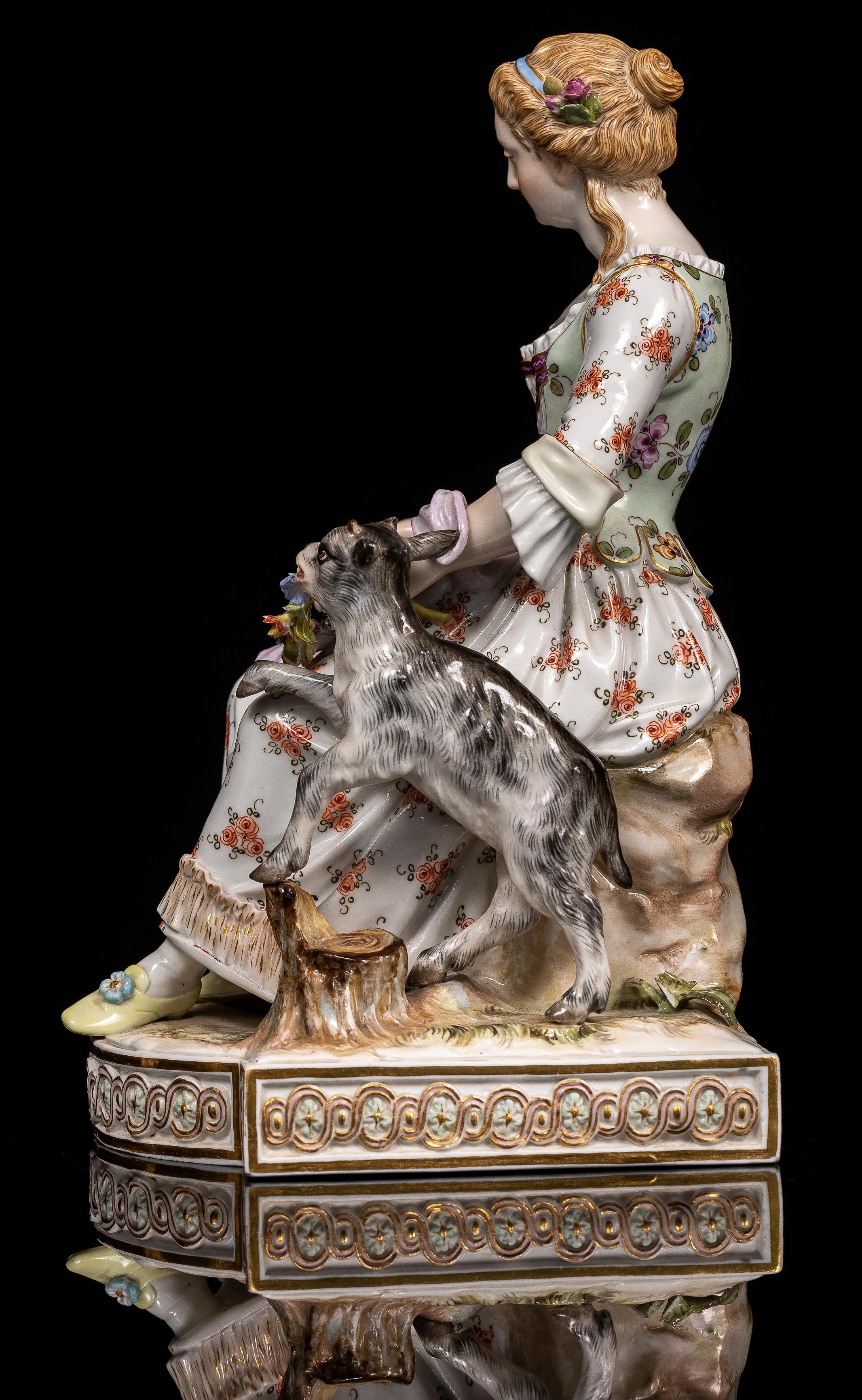 Grupo de mujer sentada con cuenco de flores y cabra, porcelana de Meissen, s. XIX Alemán en venta