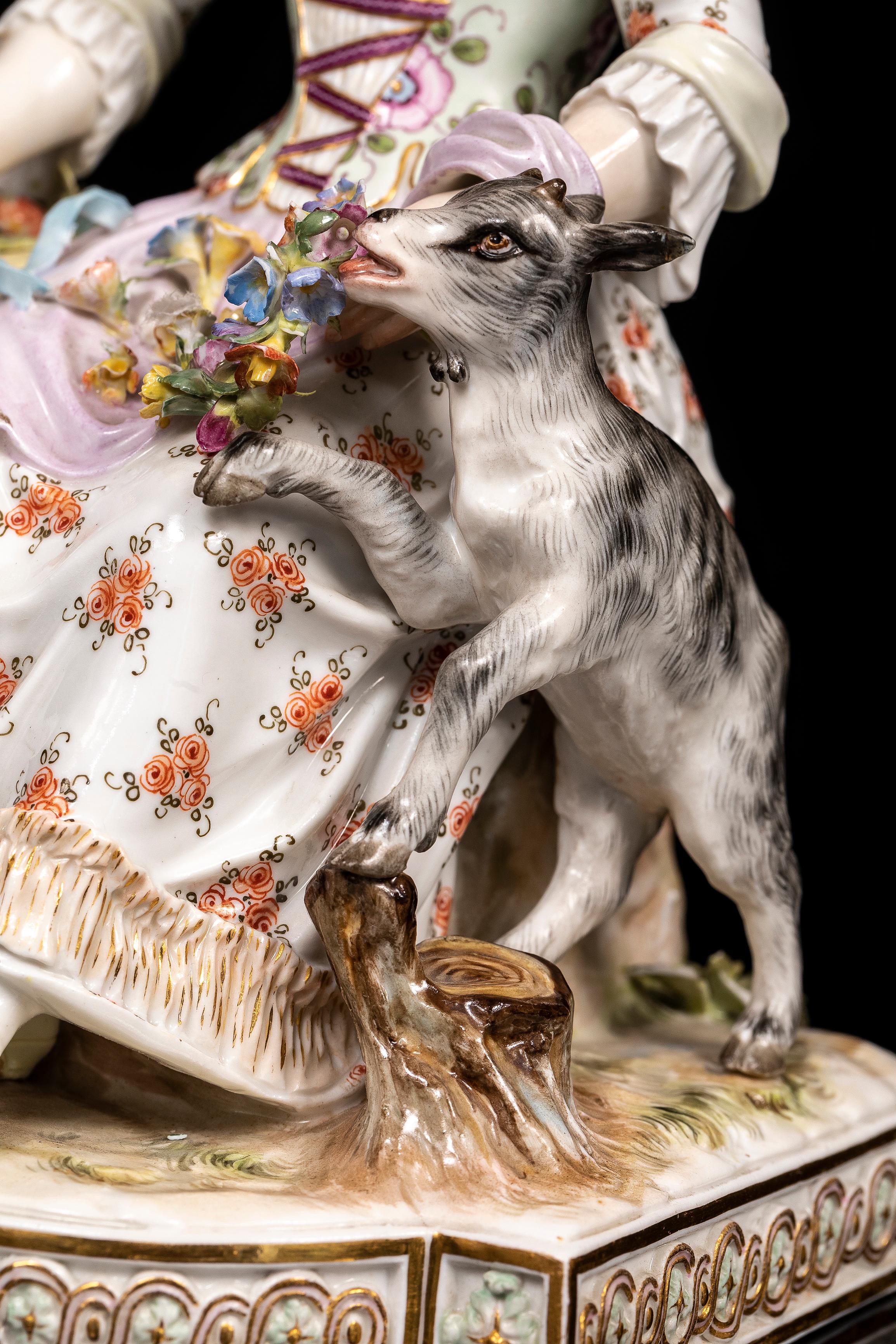 Grupo de mujer sentada con cuenco de flores y cabra, porcelana de Meissen, s. XIX en venta 1