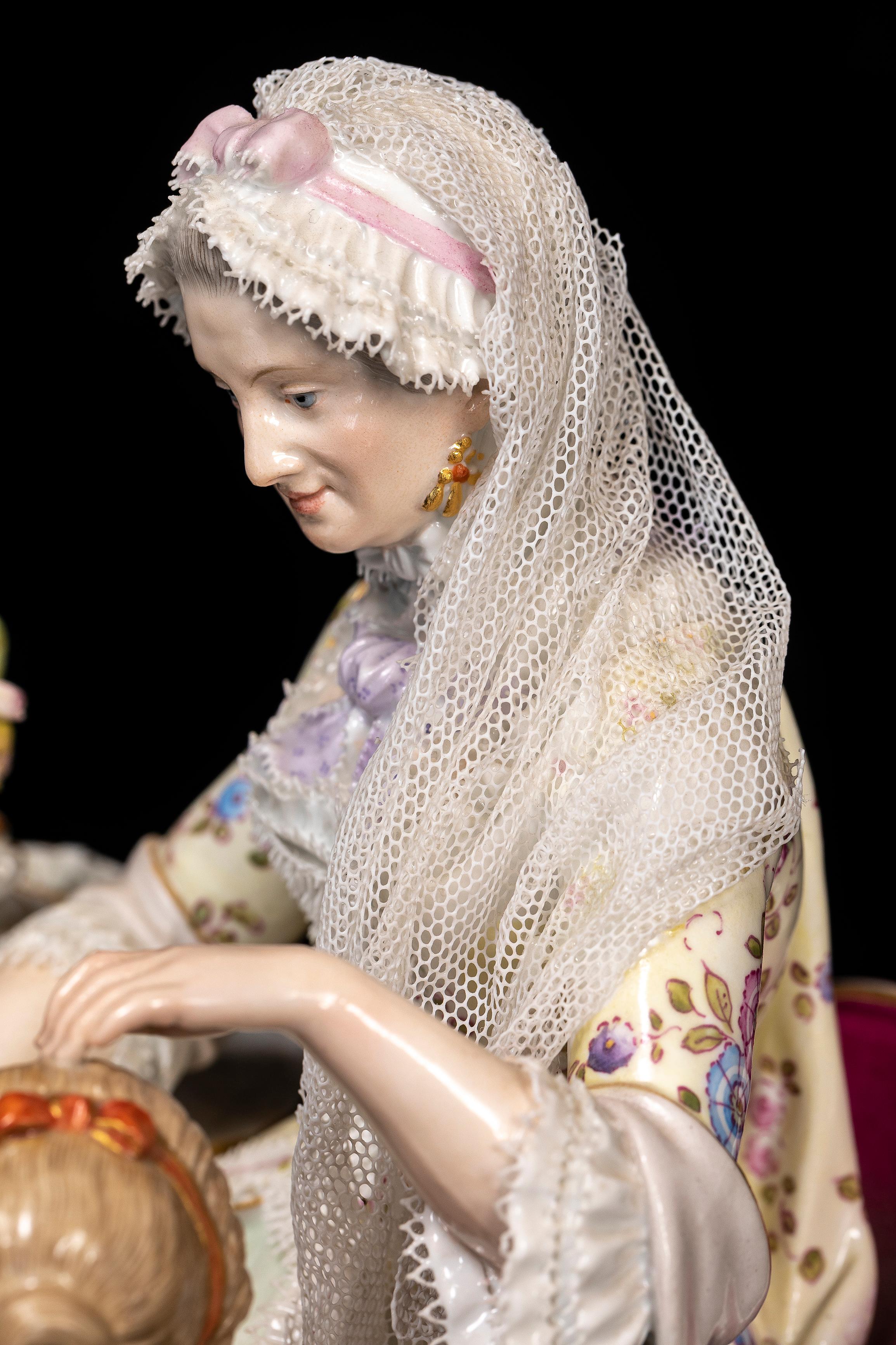 A.I.C. Porcelain du 19ème siècle représentant une mère et sa fille à l'heure du thé avec de la dentelle. en vente 2