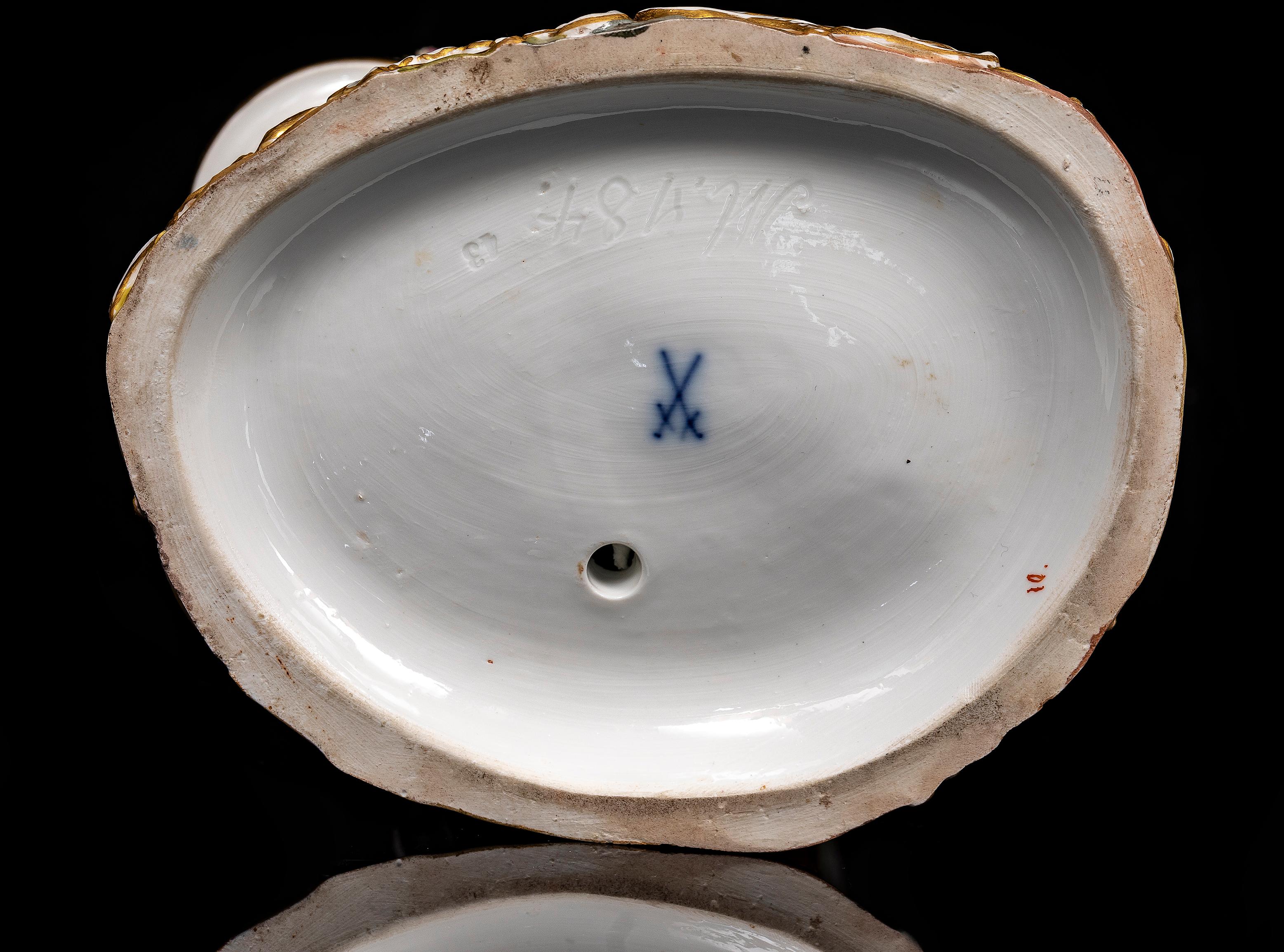 A.I.C. Porcelain du 19ème siècle représentant une mère et sa fille à l'heure du thé avec de la dentelle. en vente 3