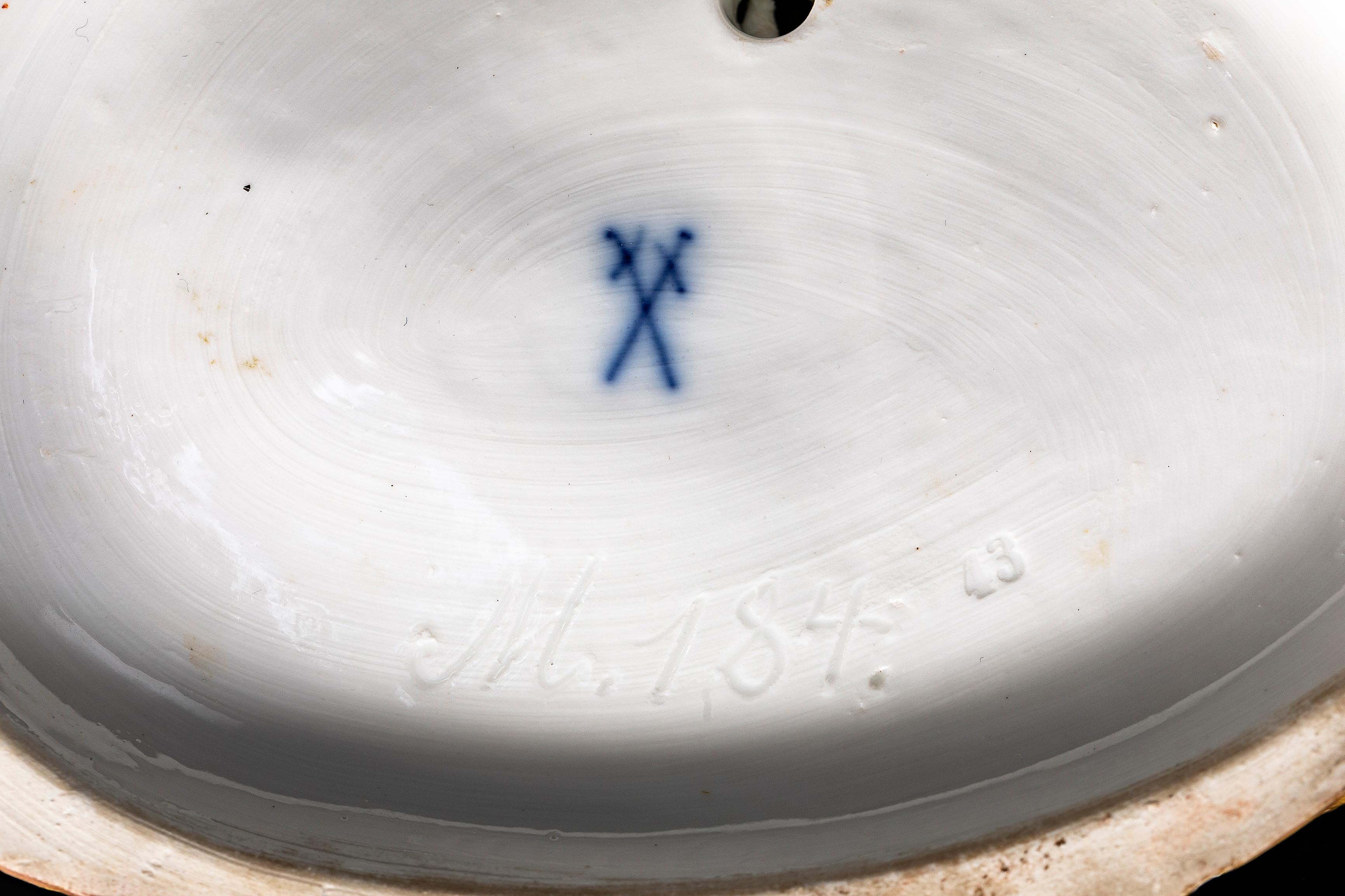 A.I.C. Porcelain du 19ème siècle représentant une mère et sa fille à l'heure du thé avec de la dentelle. en vente 4