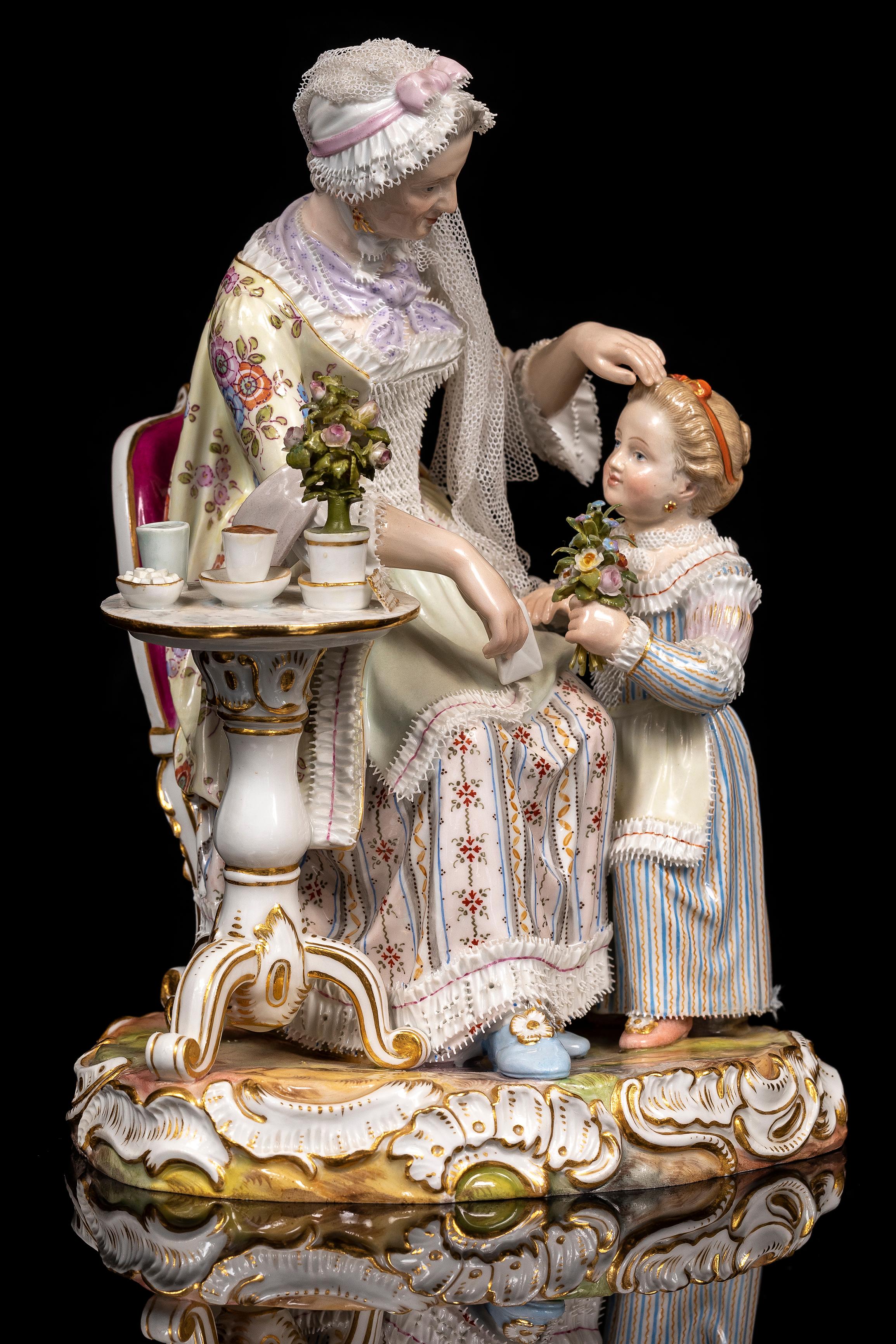 Groupe en porcelaine de Meissen du XIXe siècle représentant une bonne mère et sa fille à l'heure du thé.  Ce groupe en porcelaine de Meissen du XIXe siècle, finement ouvragé, représente une scène intime entre une mère et sa fille à l'heure du thé.