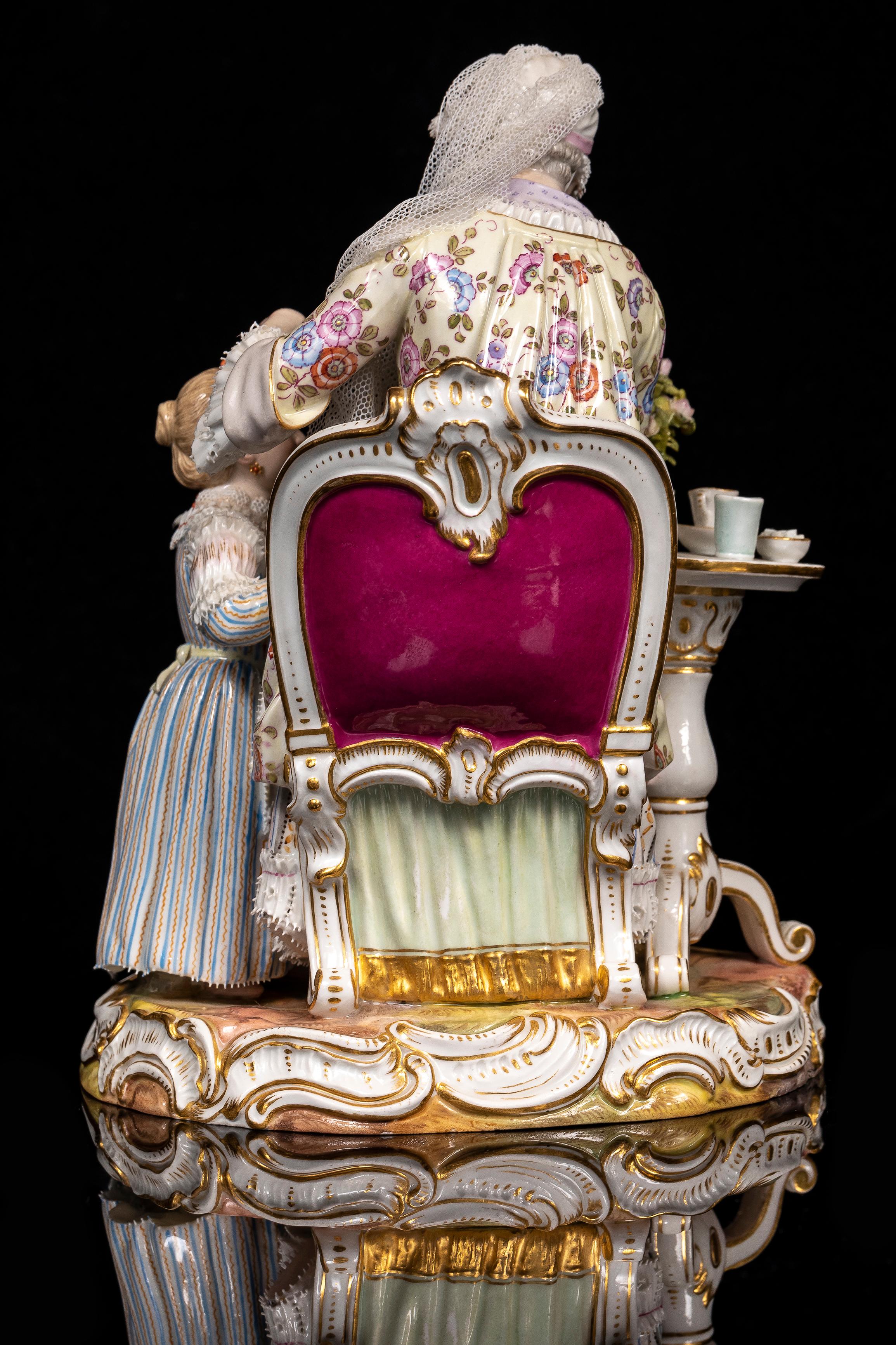Rococo A.I.C. Porcelain du 19ème siècle représentant une mère et sa fille à l'heure du thé avec de la dentelle. en vente