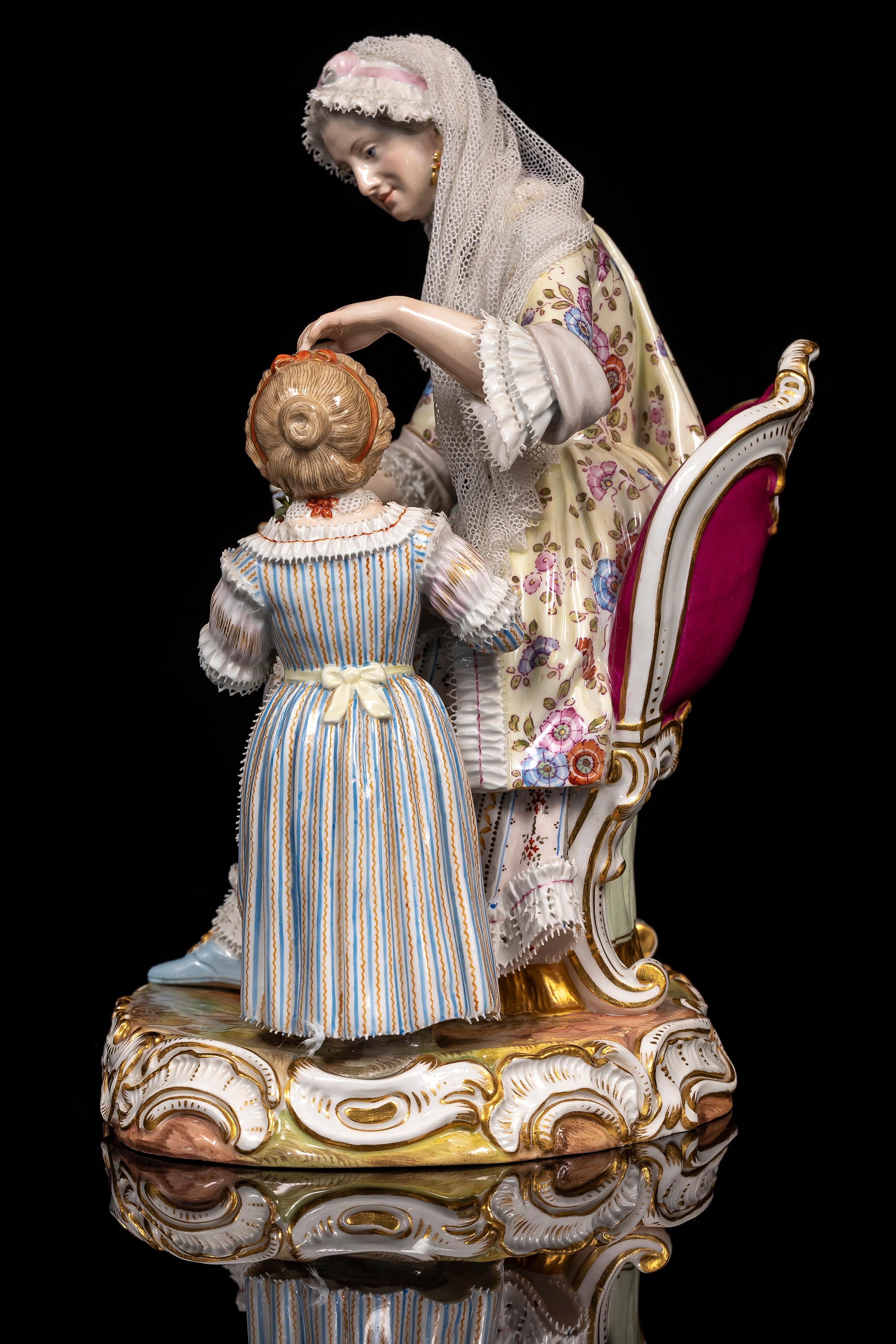 Sculpté à la main A.I.C. Porcelain du 19ème siècle représentant une mère et sa fille à l'heure du thé avec de la dentelle. en vente