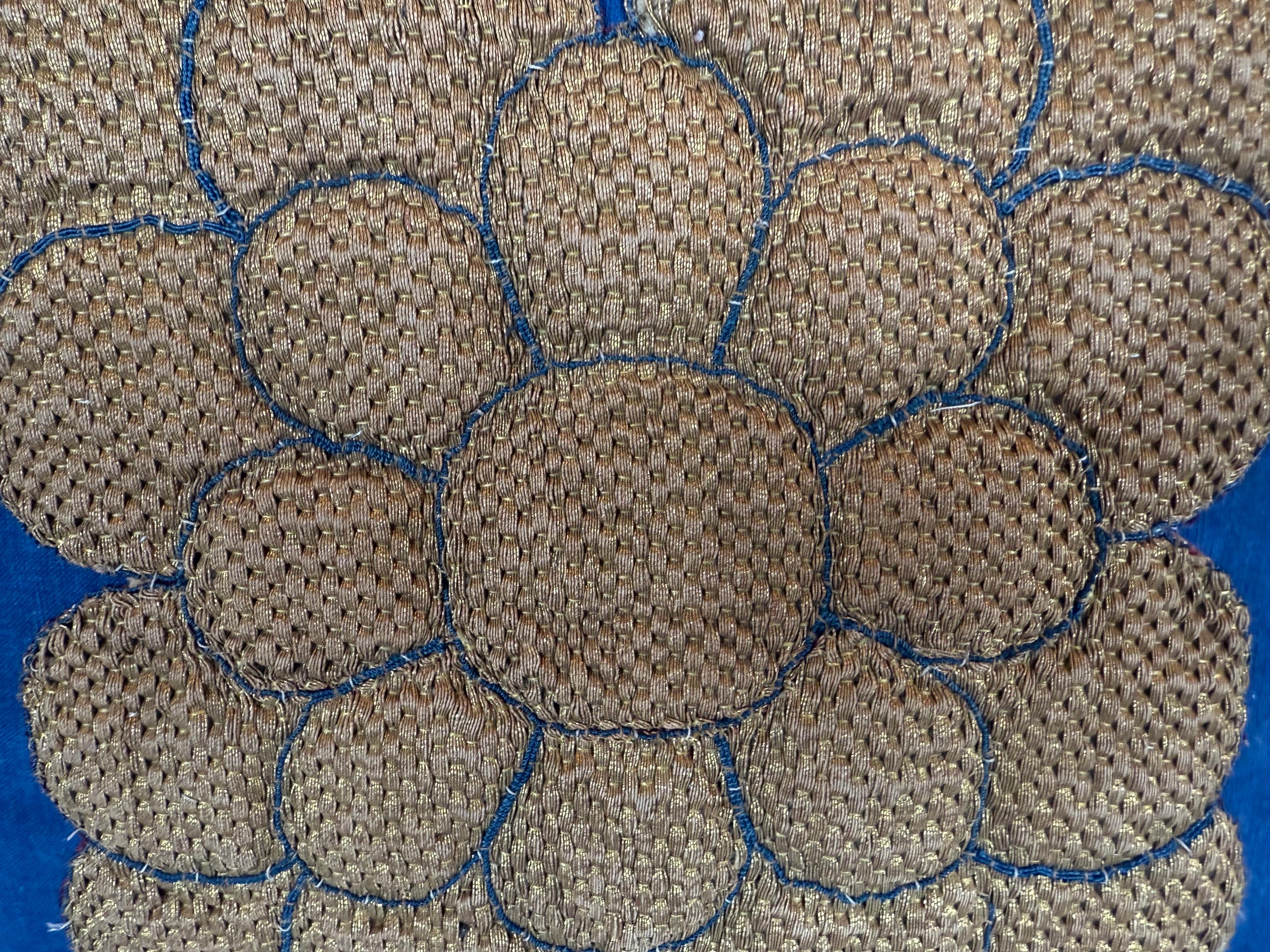 Barocco Cuscino in lino con applique metalliche del 19° secolo in vendita