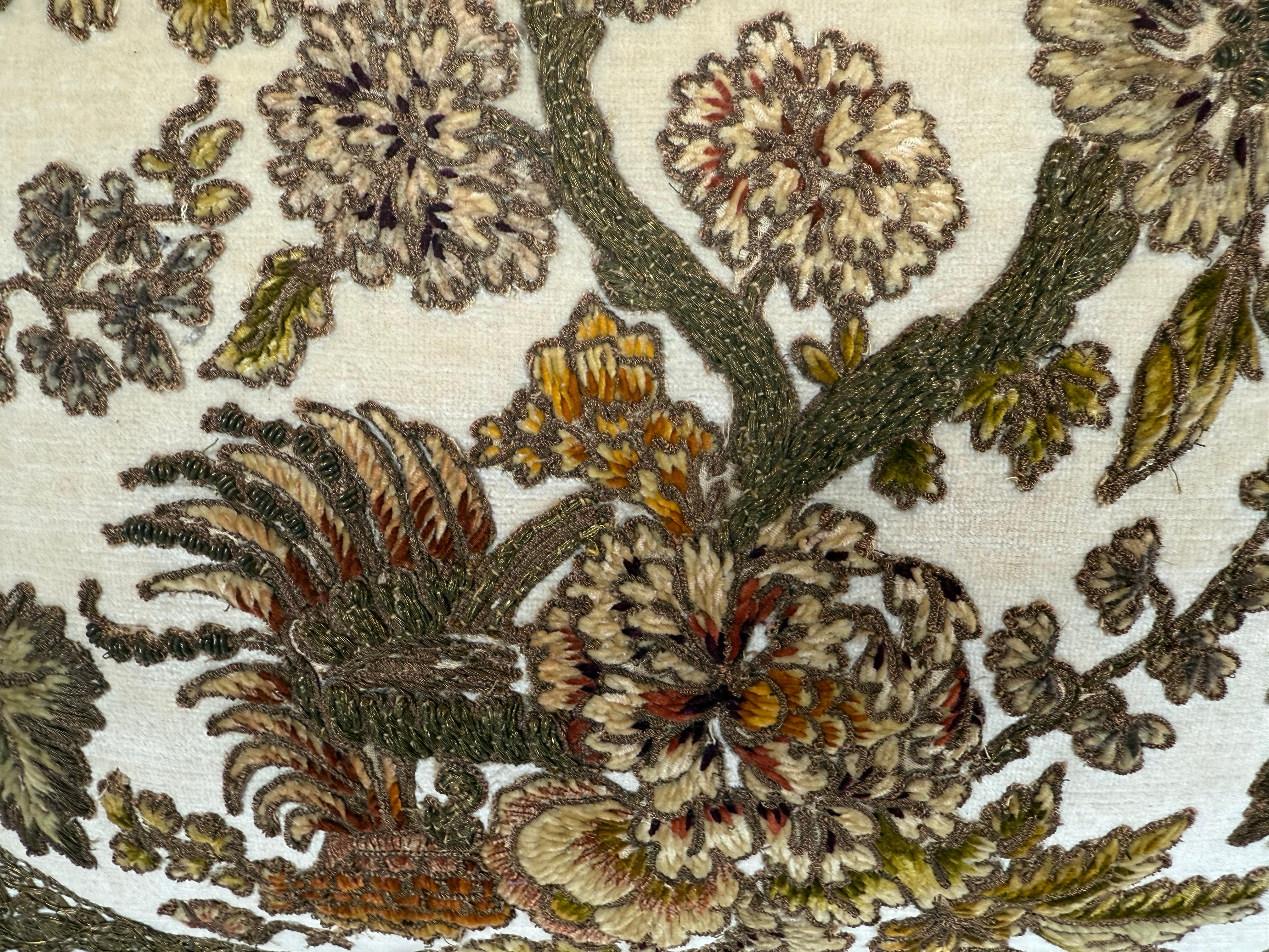 Rococò Cuscino ricamato in ciniglia e metallizzato del 19° secolo in vendita