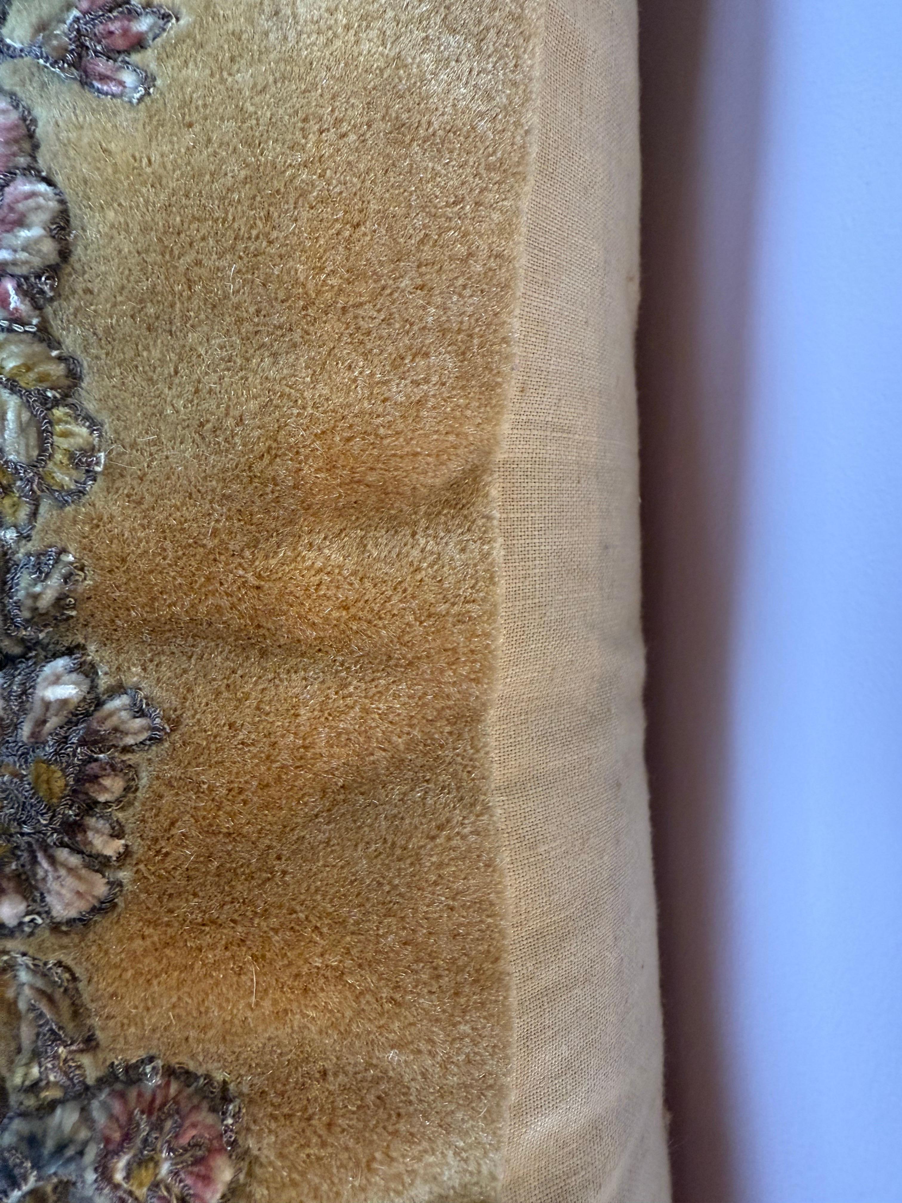 Cojín de terciopelo bordado en chenilla y metal del siglo XIX por Melissa Levinson Mohair en venta