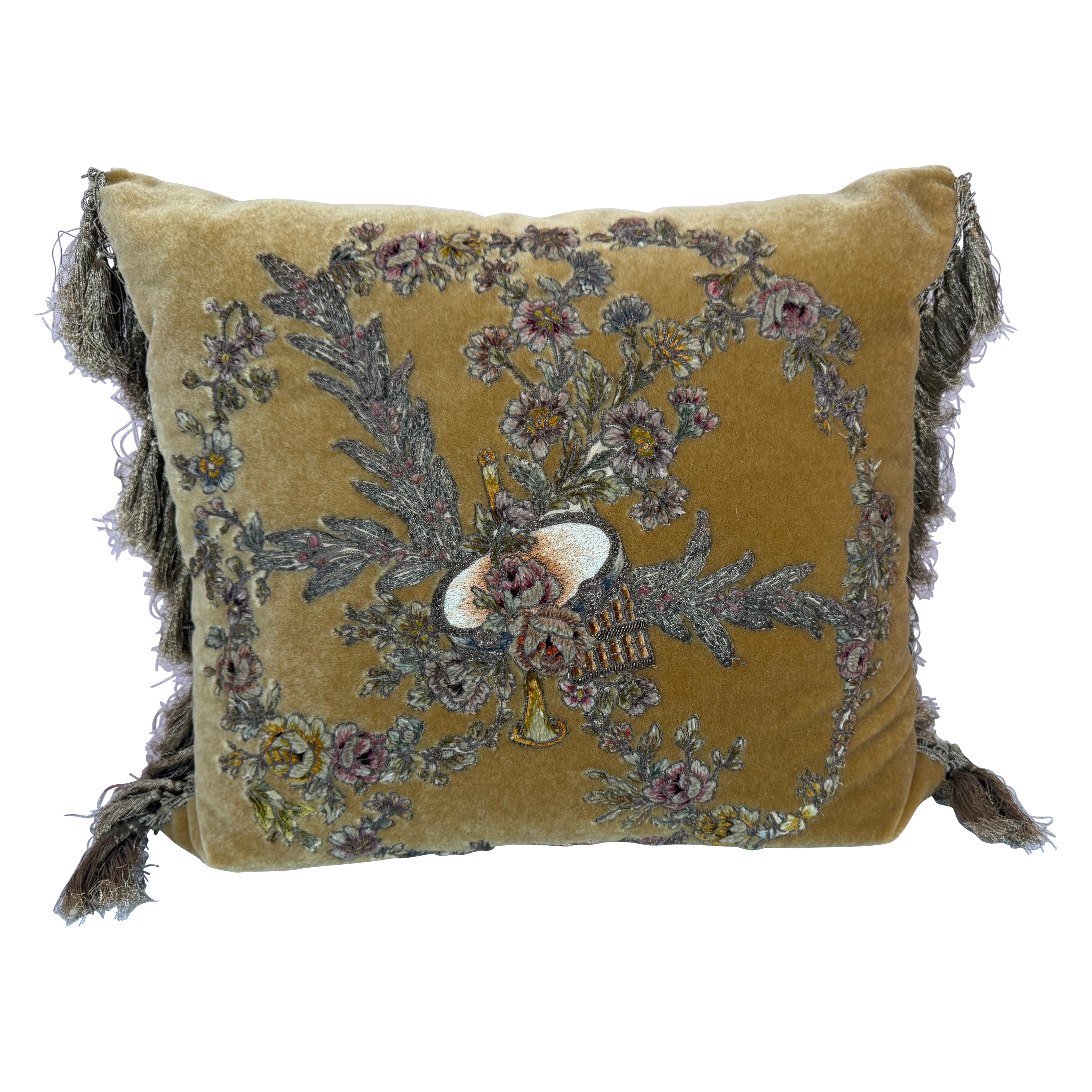 Coussin en velours brodé métallisé et chenille du 19e siècle par Melissa Levinson