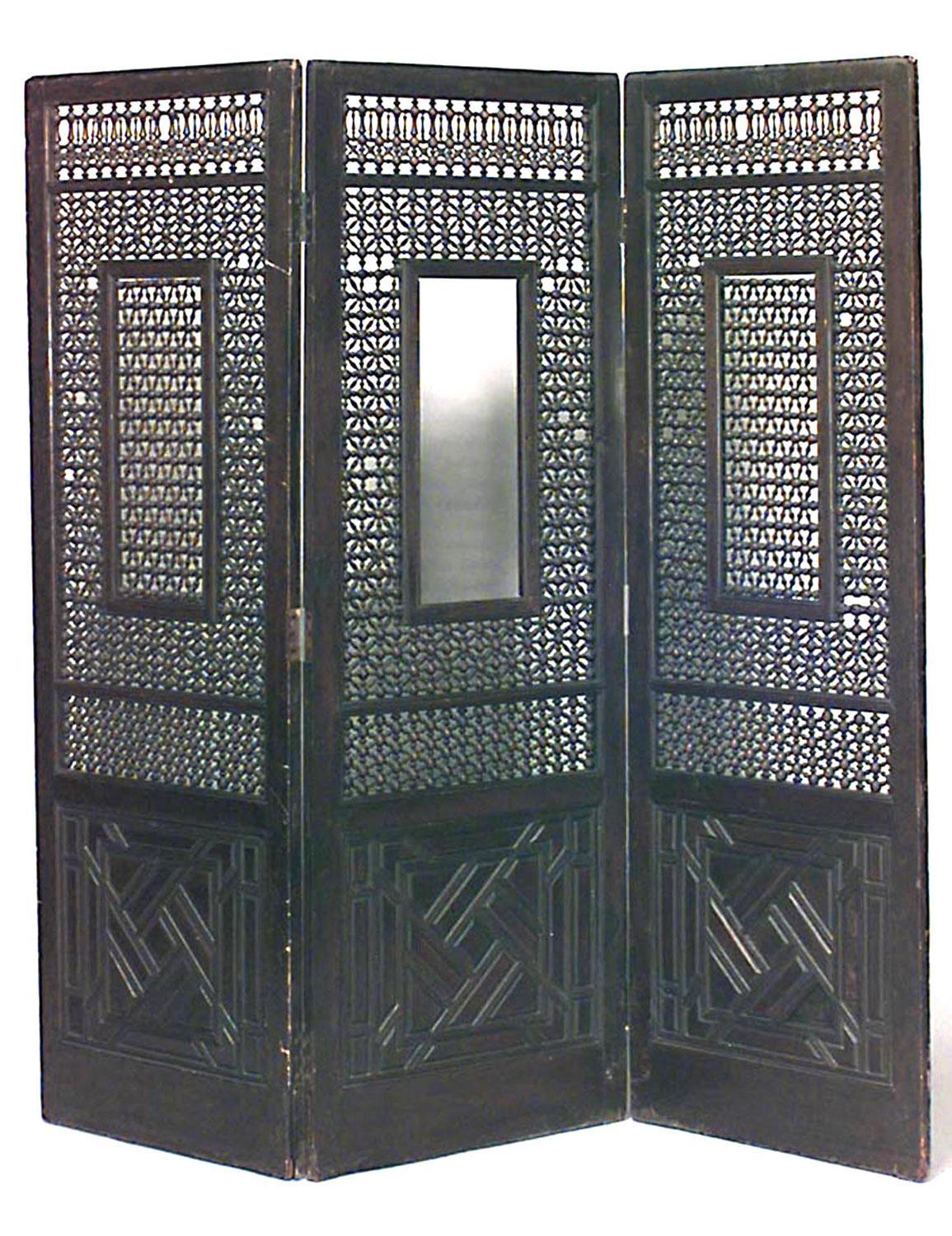 19e s. Paravent en teck sculpté du Moyen-Orient Bon état - En vente à Queens, NY