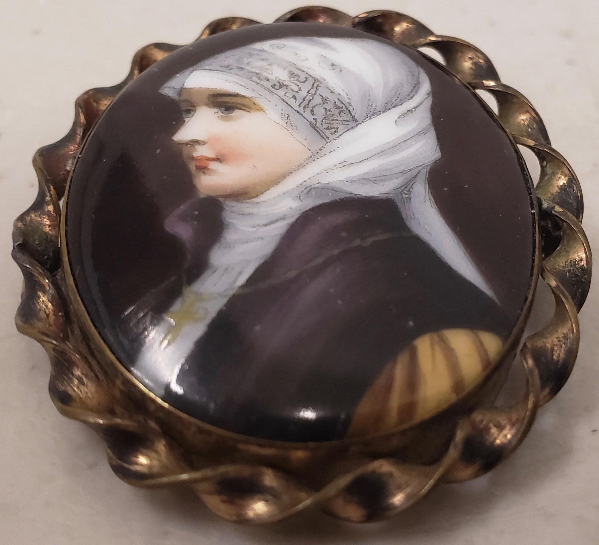 Autrichien Portrait miniature d'une nonne sur porcelaine avec cadre broche, XIXe siècle en vente