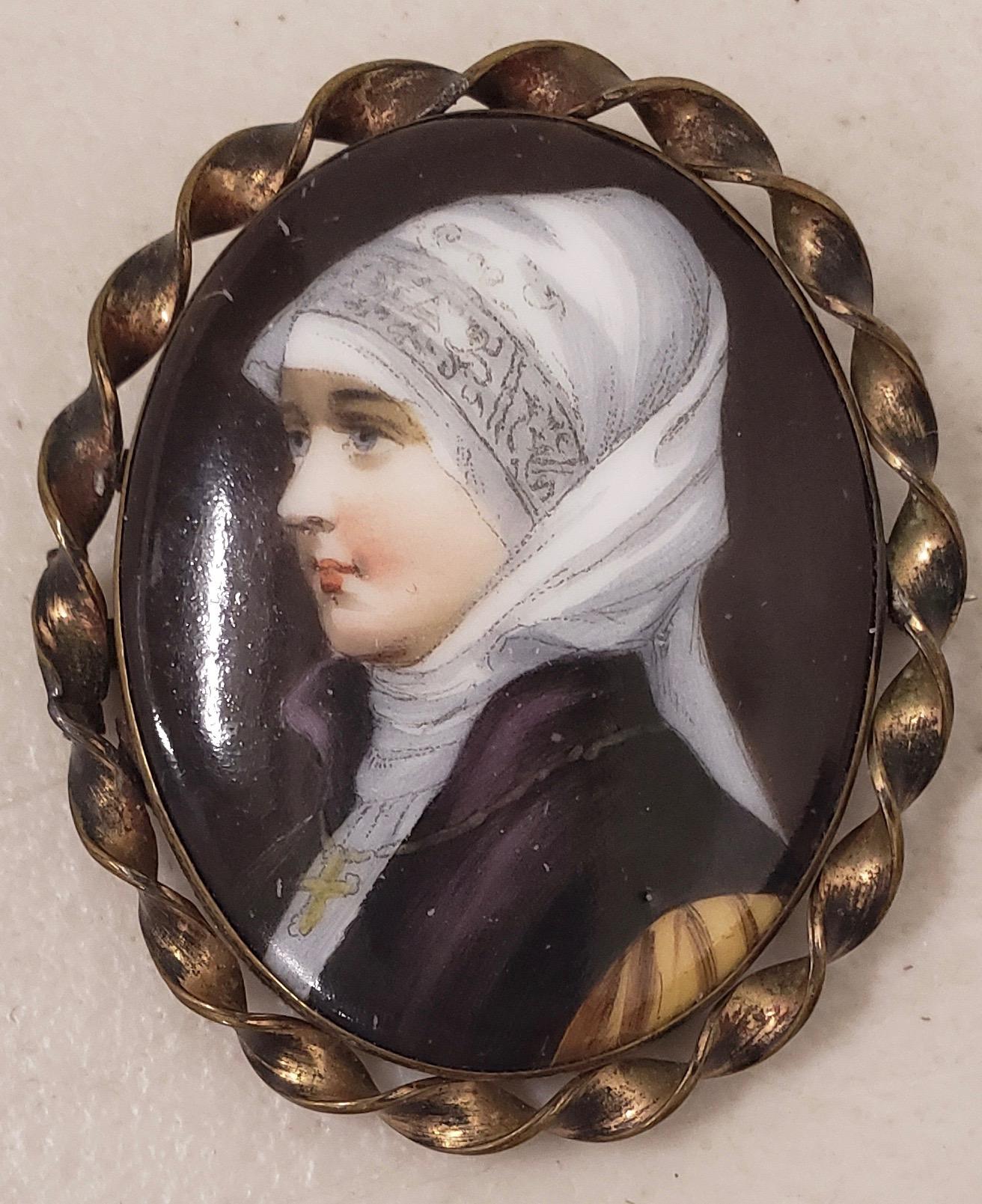 Peint à la main Portrait miniature d'une nonne sur porcelaine avec cadre broche, XIXe siècle en vente