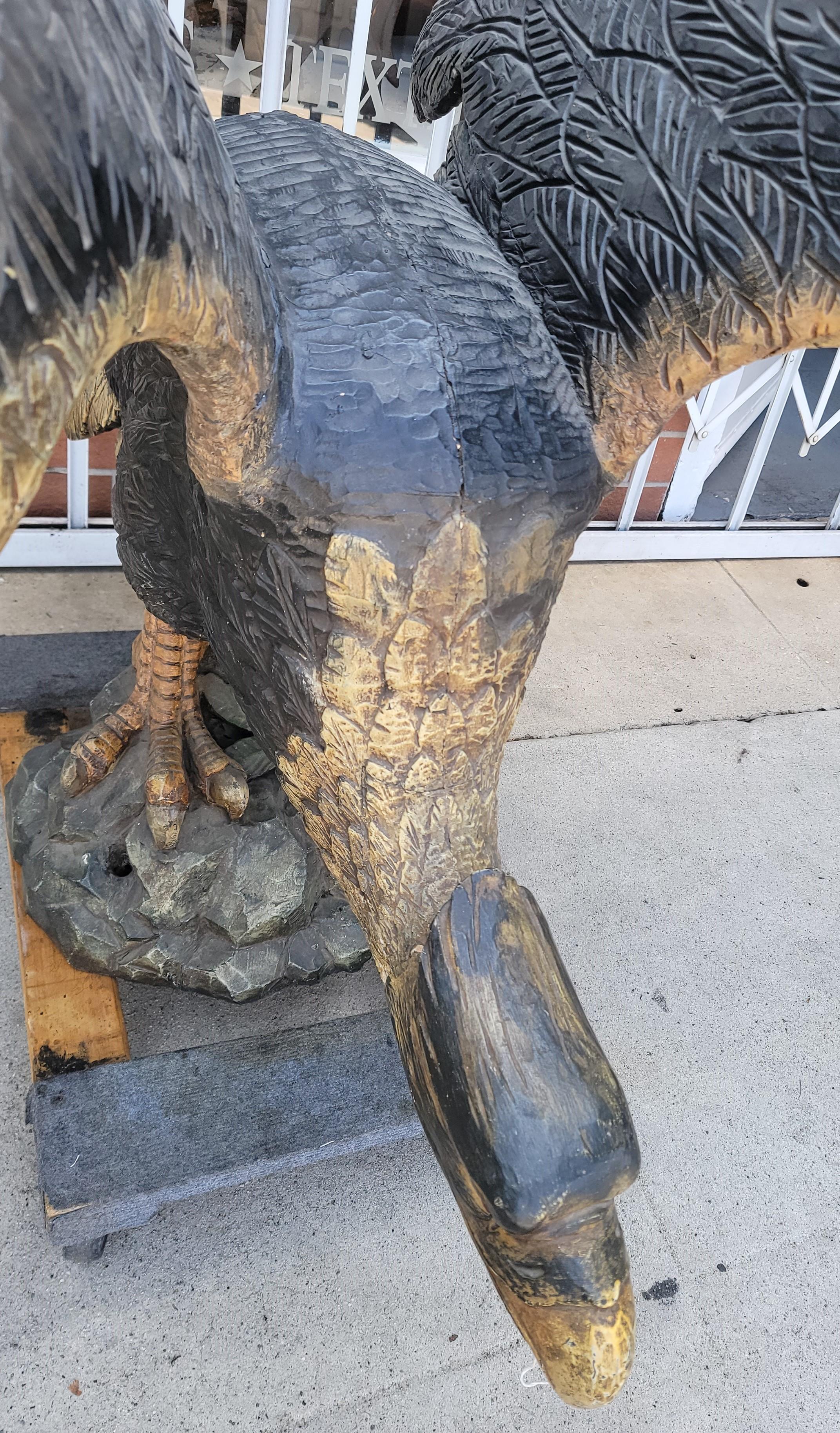Fait main A.I.C. Monumental Sculpture d'aigle sculptée et peinte à la main en vente