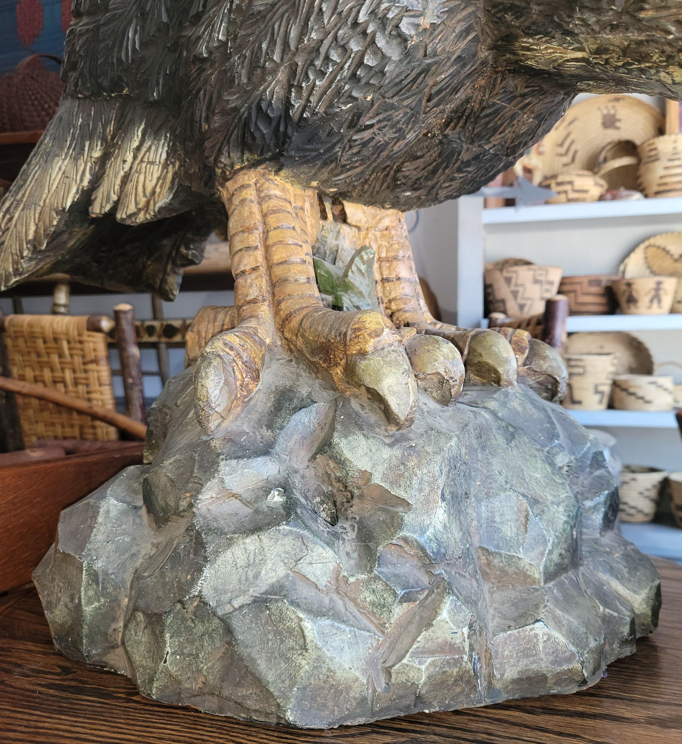 Scultura monumentale di aquila intagliata e dipinta a mano del XIX secolo in vendita 1