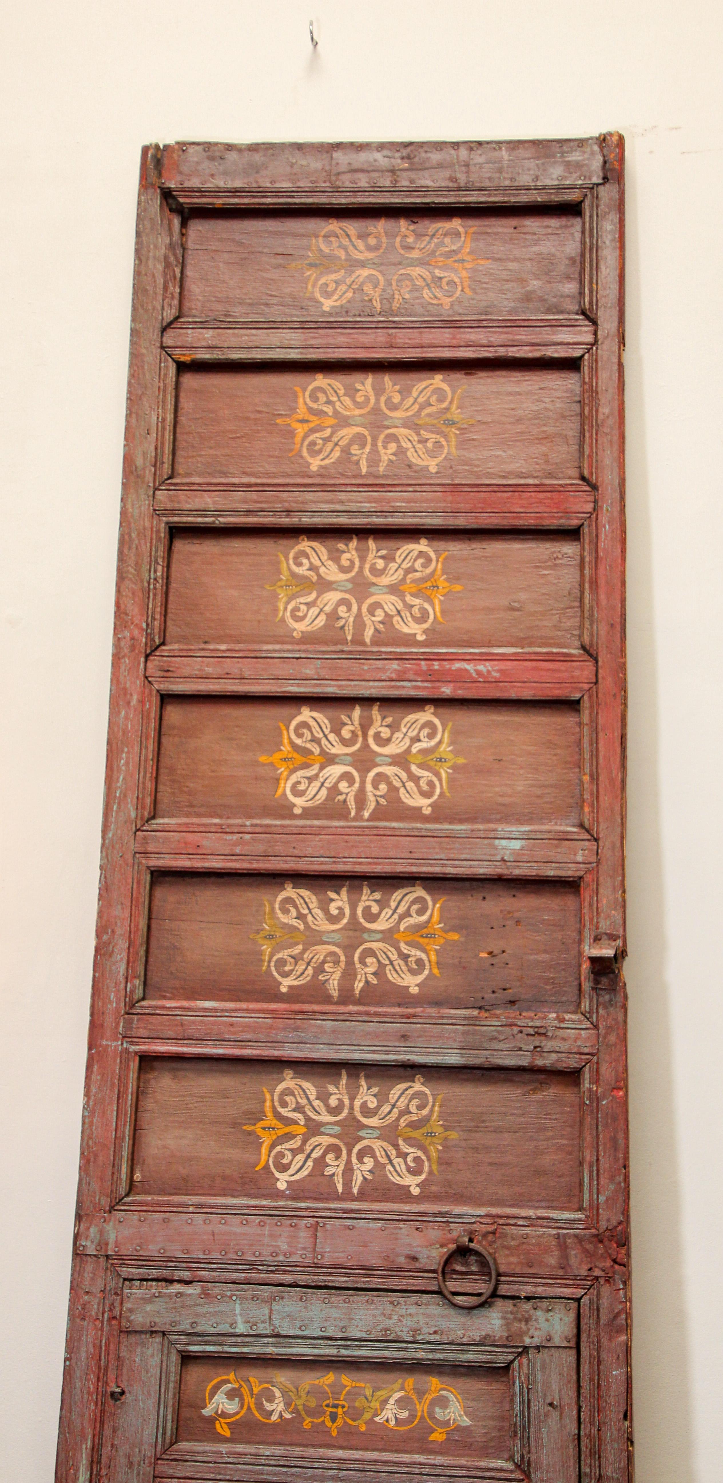 Marokkanische antike Doppeltür aus dem 19. Jahrhundert mit handbemaltem maurischem Design im Angebot 5