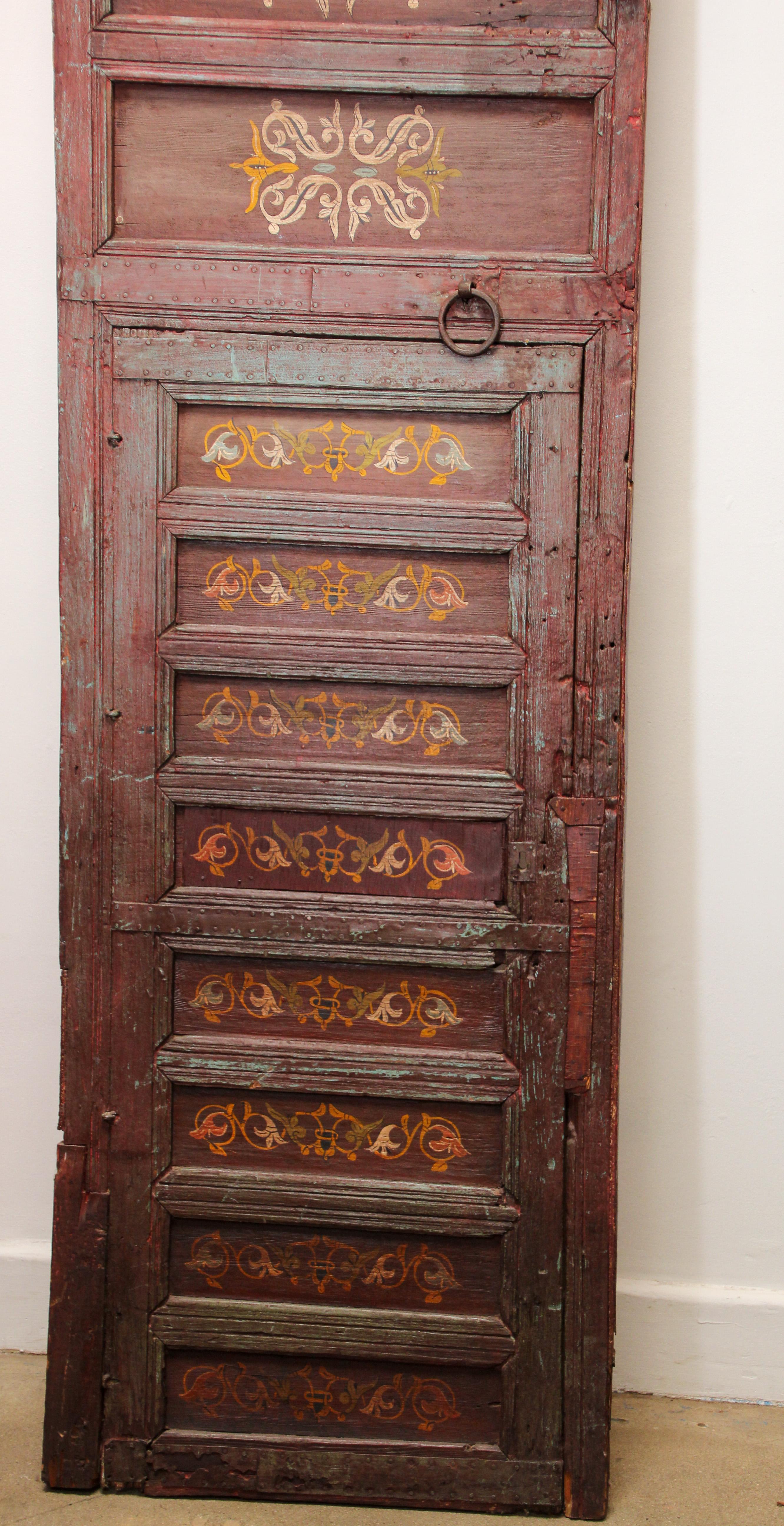 Porte double marocaine du 19ème siècle avec motifs mauresques peints à la main en vente 1