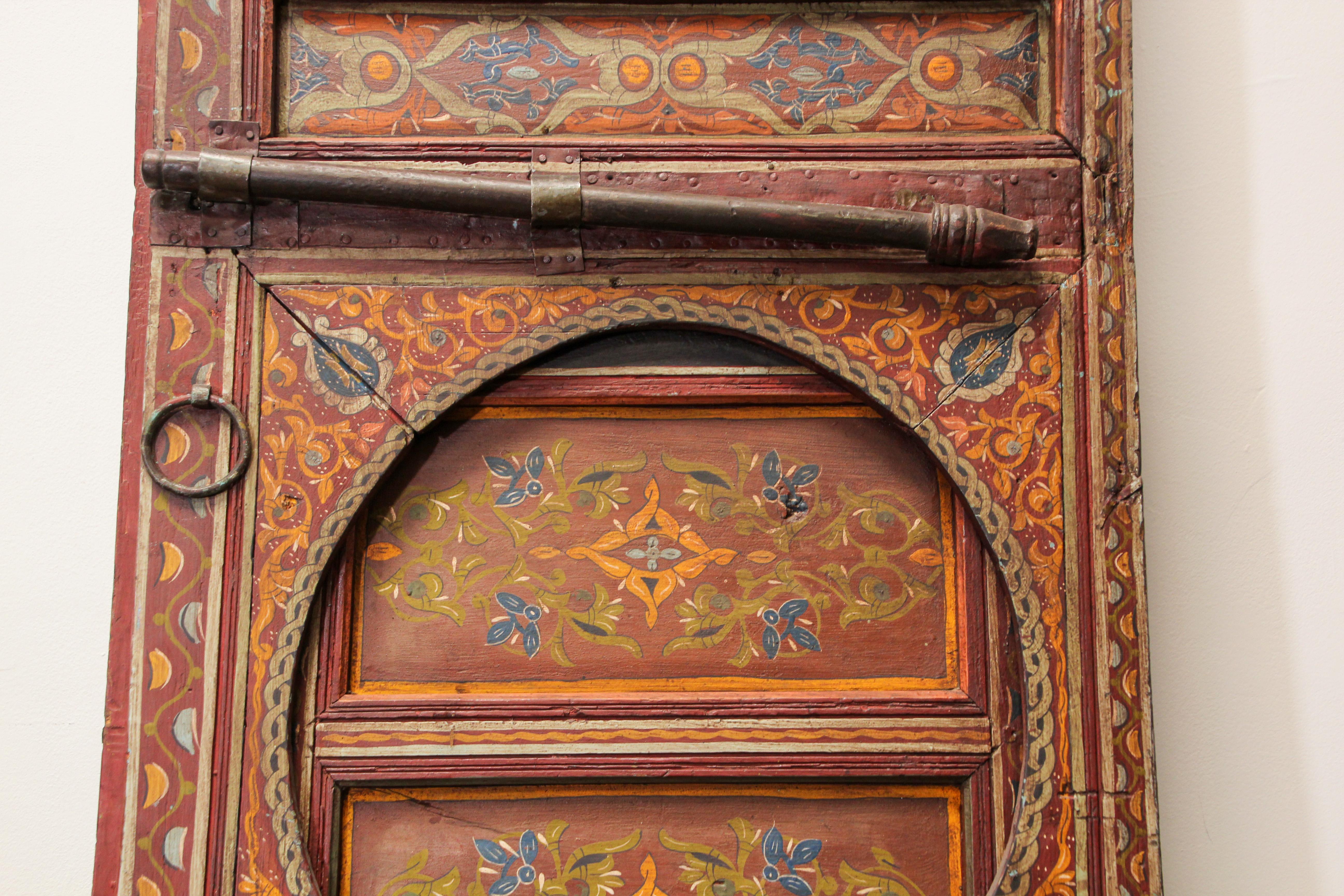 Marokkanische antike Doppeltür aus dem 19. Jahrhundert mit handbemaltem maurischem Design im Angebot 7