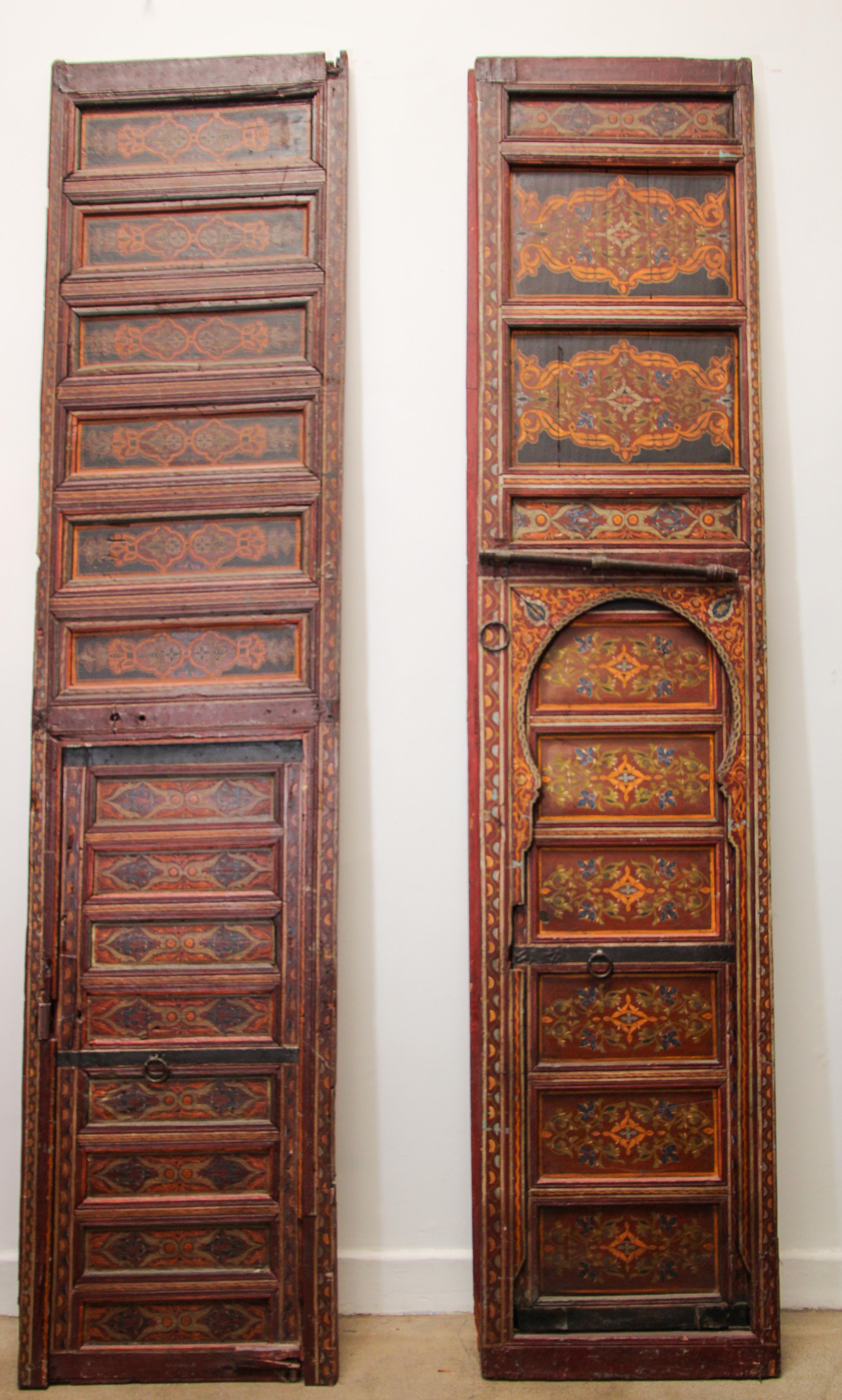 Marokkanische antike Doppeltür aus dem 19. Jahrhundert mit handbemaltem maurischem Design im Angebot 8
