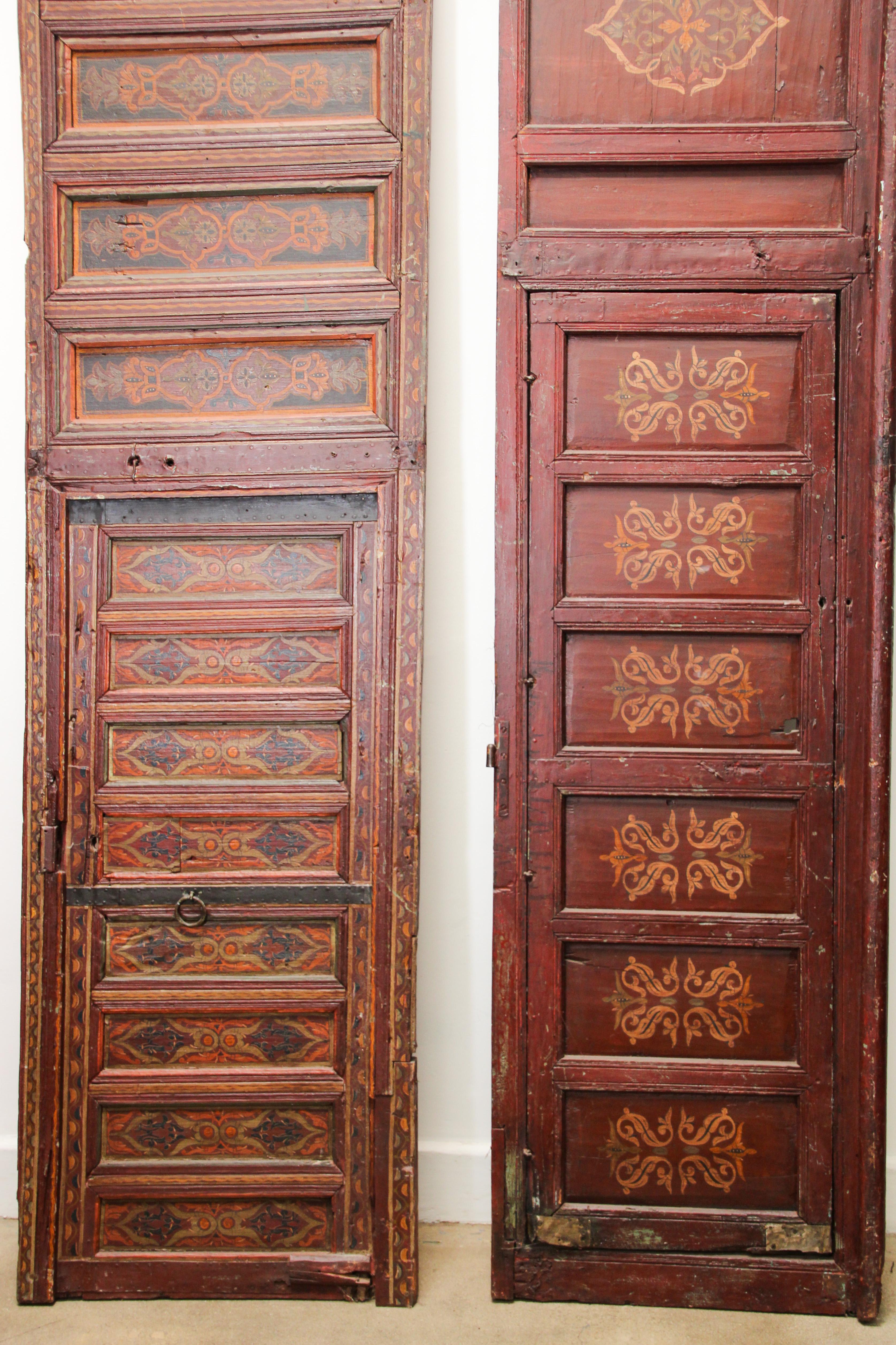 Marokkanische antike Doppeltür aus dem 19. Jahrhundert mit handbemaltem maurischem Design im Angebot 9