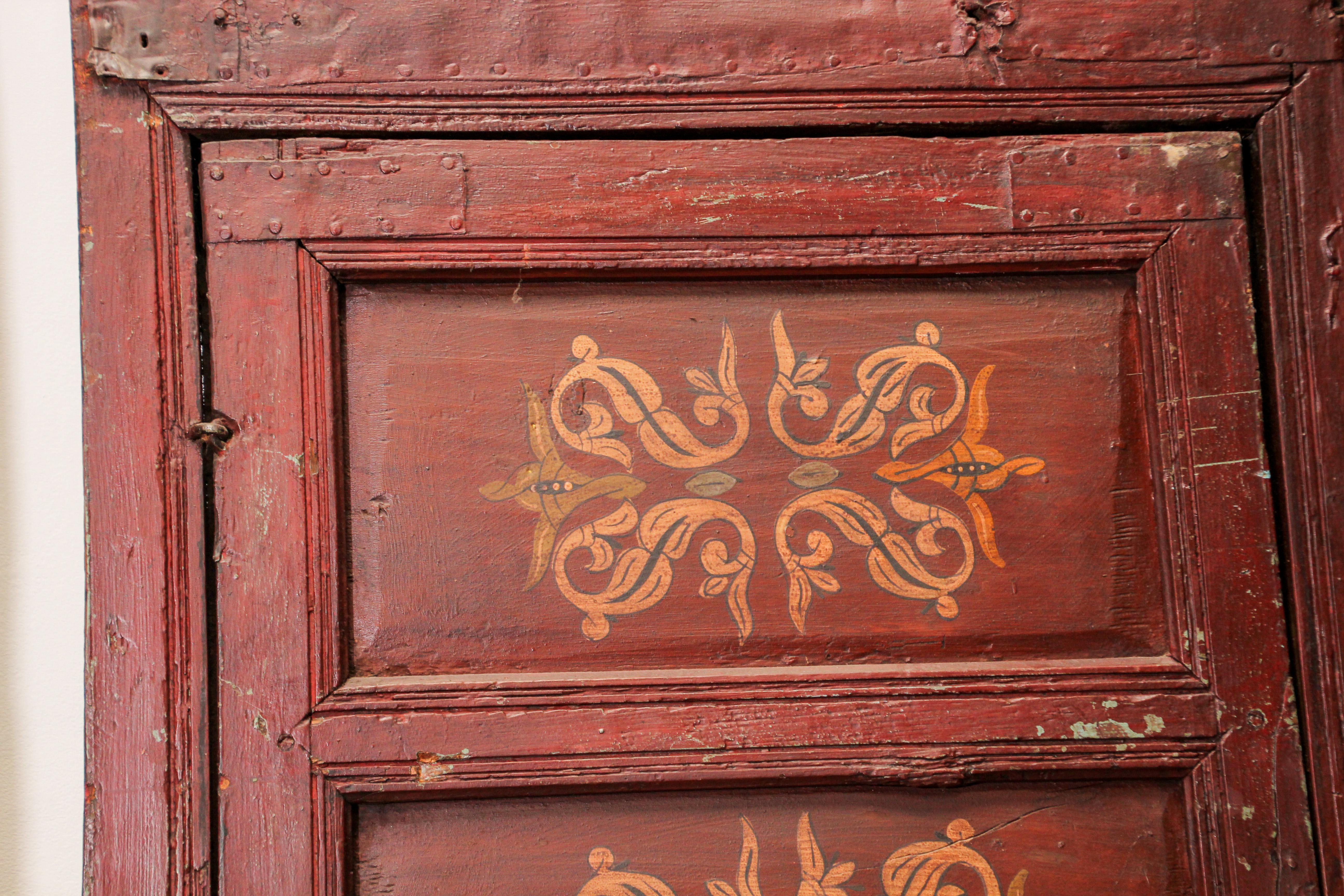 Marokkanische antike Doppeltür aus dem 19. Jahrhundert mit handbemaltem maurischem Design im Angebot 13