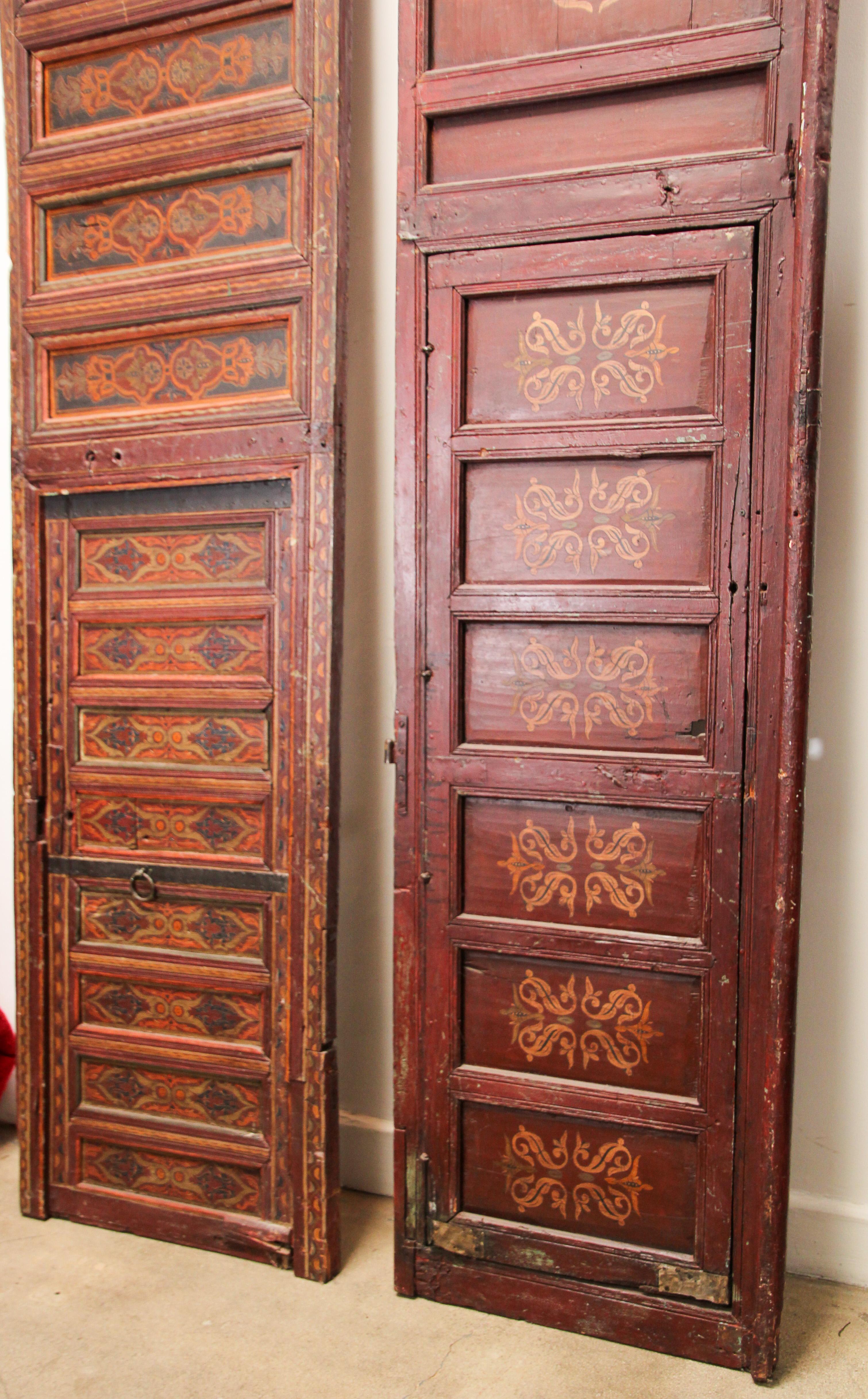 Porte double marocaine du 19ème siècle avec motifs mauresques peints à la main en vente 9