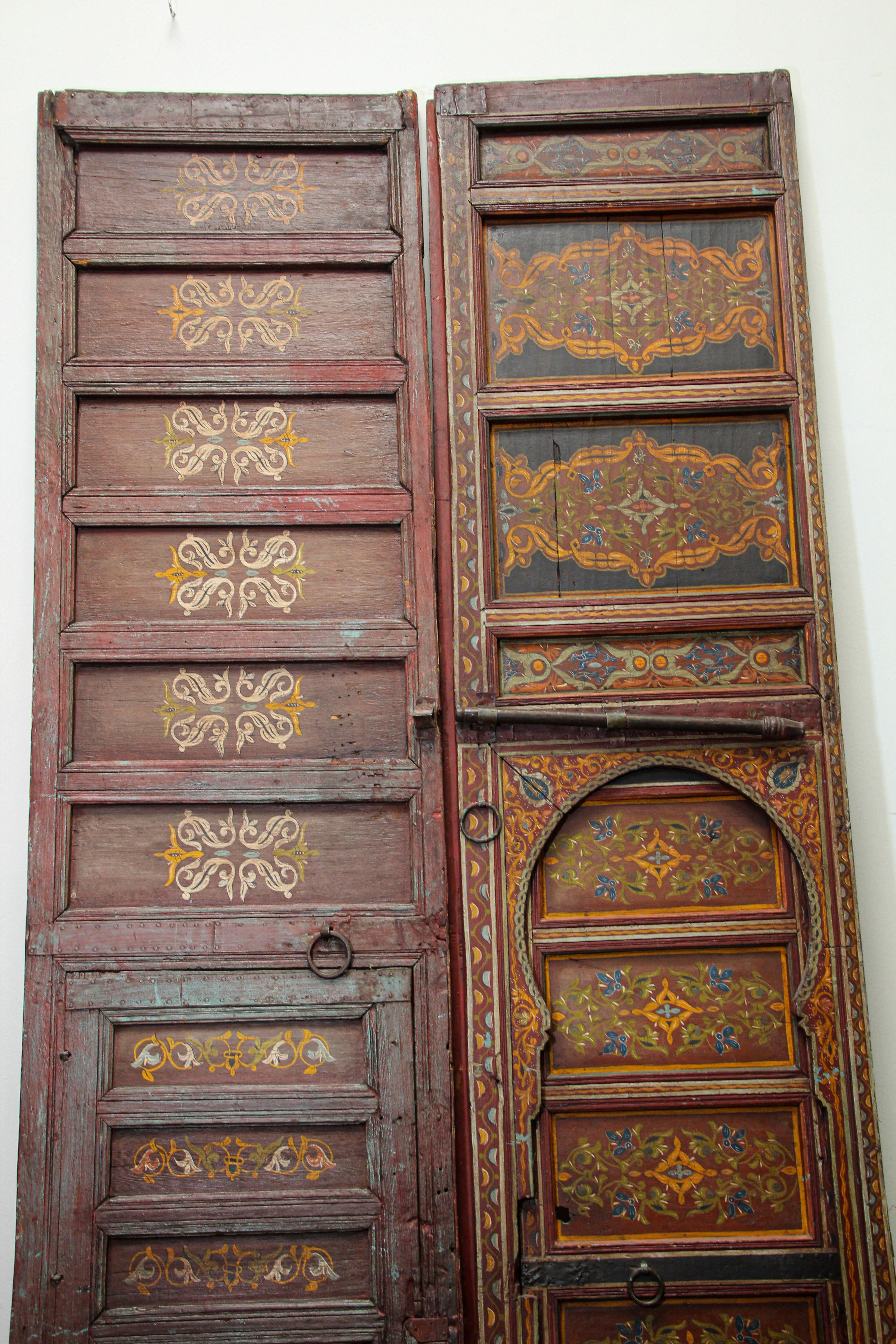 Marokkanische antike Doppeltür aus dem 19. Jahrhundert mit handbemaltem maurischem Design (Maurisch) im Angebot