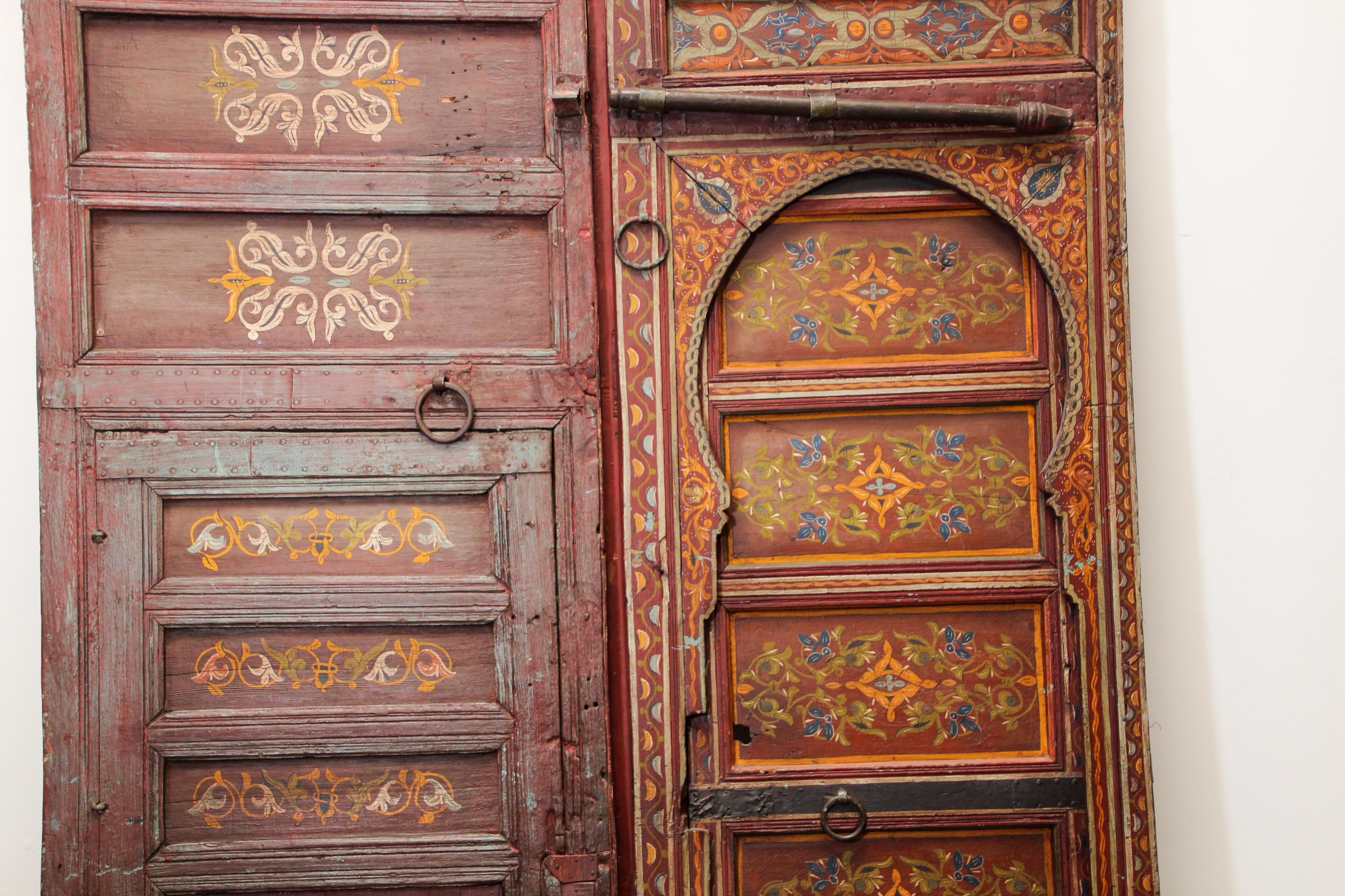 Marokkanische antike Doppeltür aus dem 19. Jahrhundert mit handbemaltem maurischem Design (Handgeschnitzt) im Angebot