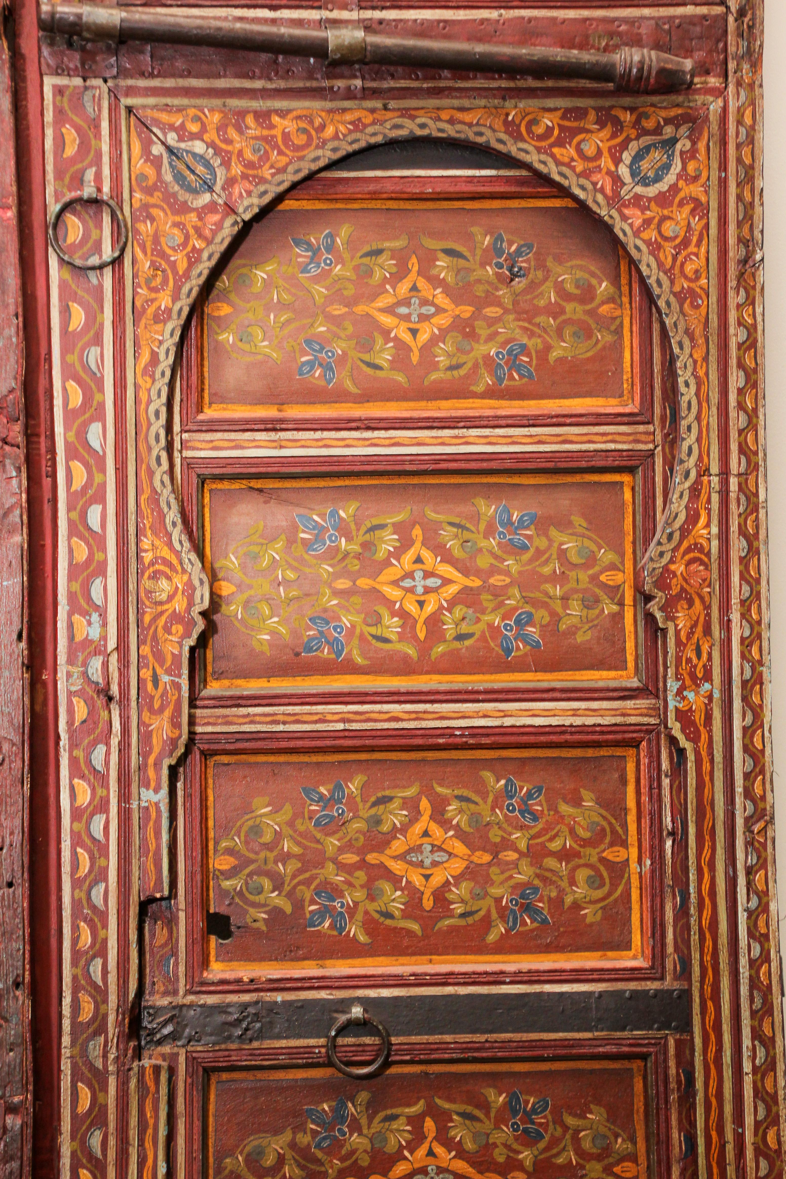 Marokkanische antike Doppeltür aus dem 19. Jahrhundert mit handbemaltem maurischem Design im Zustand „Starke Gebrauchsspuren“ im Angebot in North Hollywood, CA