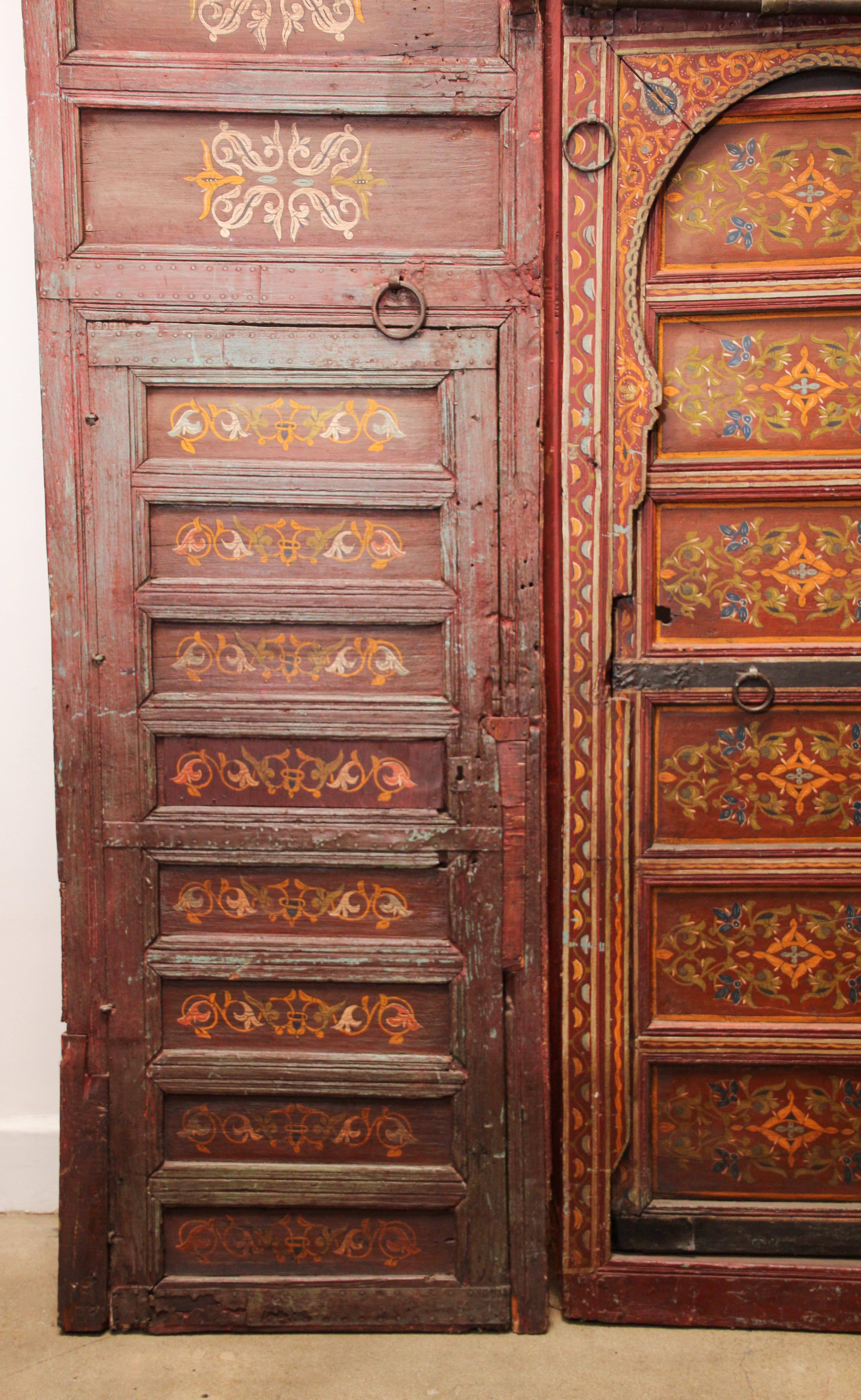 Sculpté à la main Porte double marocaine du 19ème siècle avec motifs mauresques peints à la main en vente
