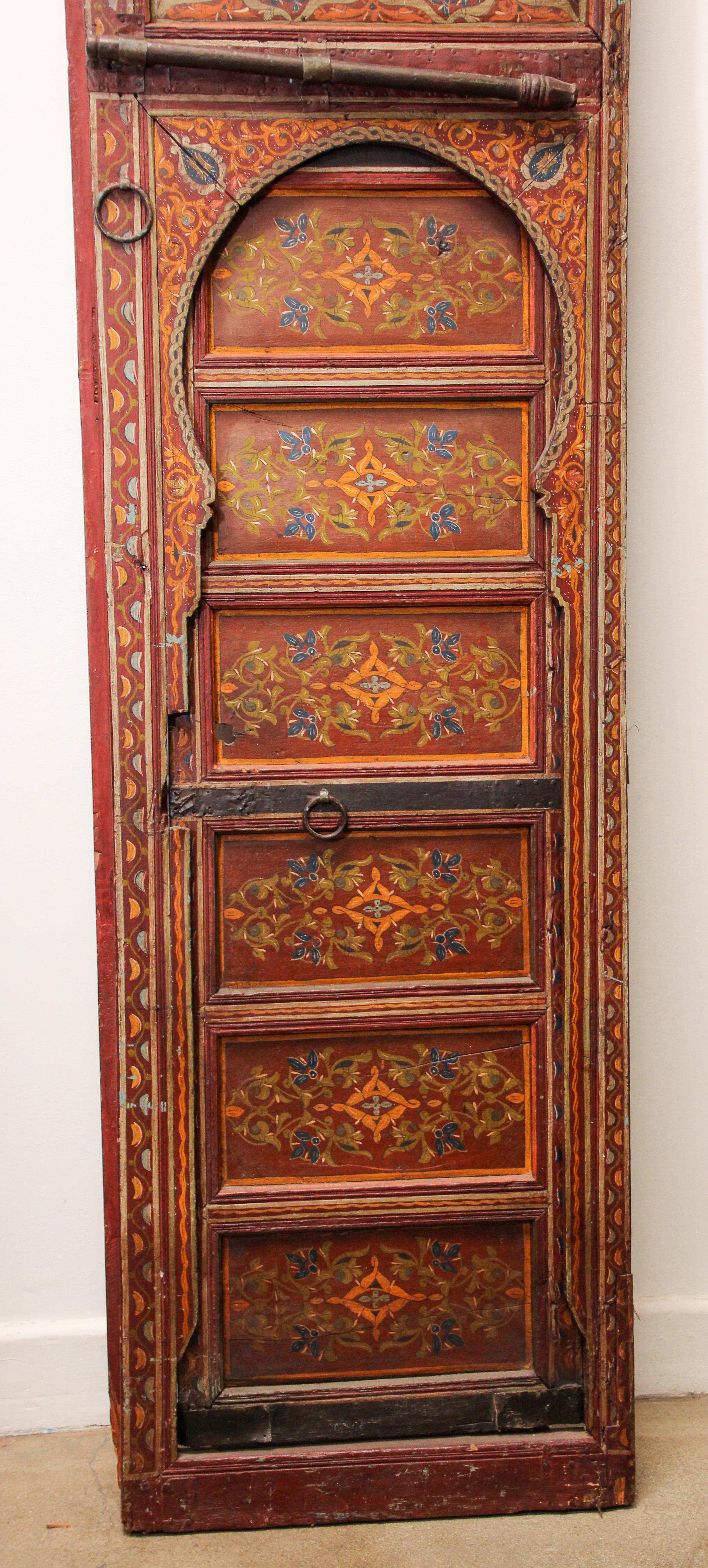 Marokkanische antike Doppeltür aus dem 19. Jahrhundert mit handbemaltem maurischem Design im Angebot 3