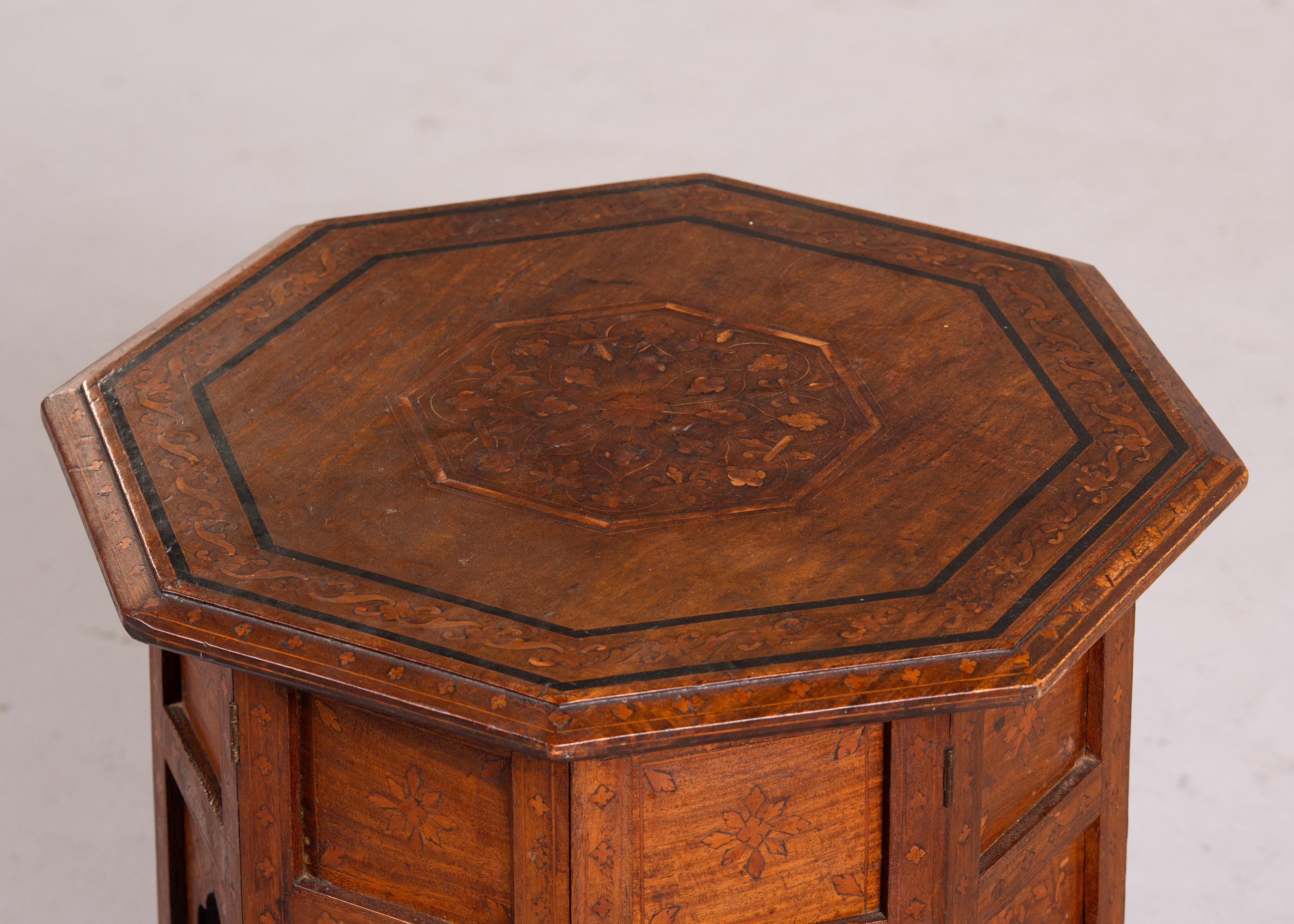 Dieser anglo-indische Tisch wurde in England gefunden und stammt aus den 1860er bis 1870er Jahren. Der achteckige Deckel lässt sich abnehmen, der Boden ist klappbar und kann flach zusammengefaltet werden. Dieser Tisch kann kostengünstig per