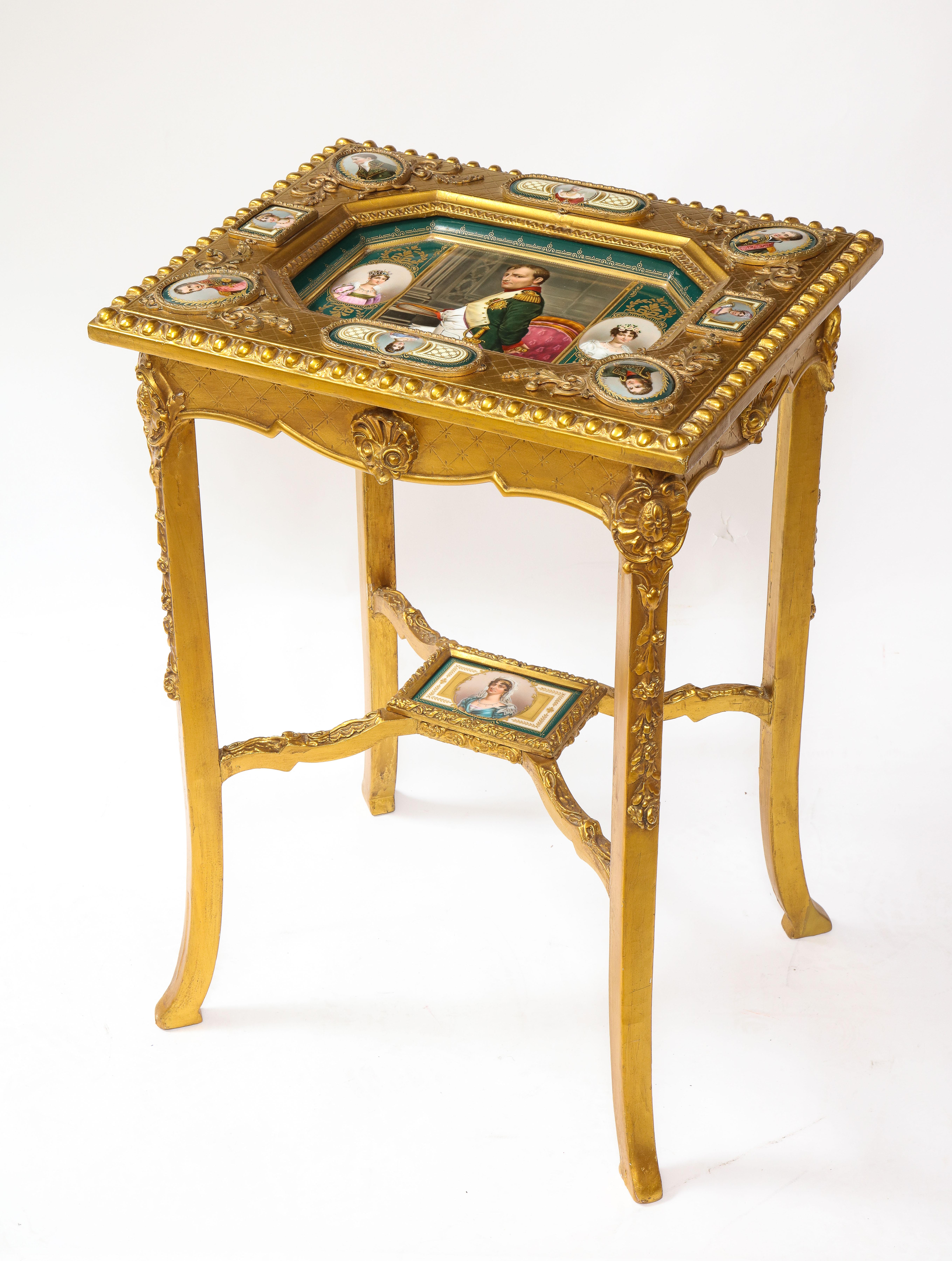 Ein fabelhafter napoleonischer Beistelltisch aus vergoldetem Holz im Louis-XVI-Stil des 19. Jahrhunderts mit handgemalten Intarsien aus königlichem Wiener Porzellan. Dieser exquisite Beistelltisch mit 24-karätigem Finish ist mit eingelegten