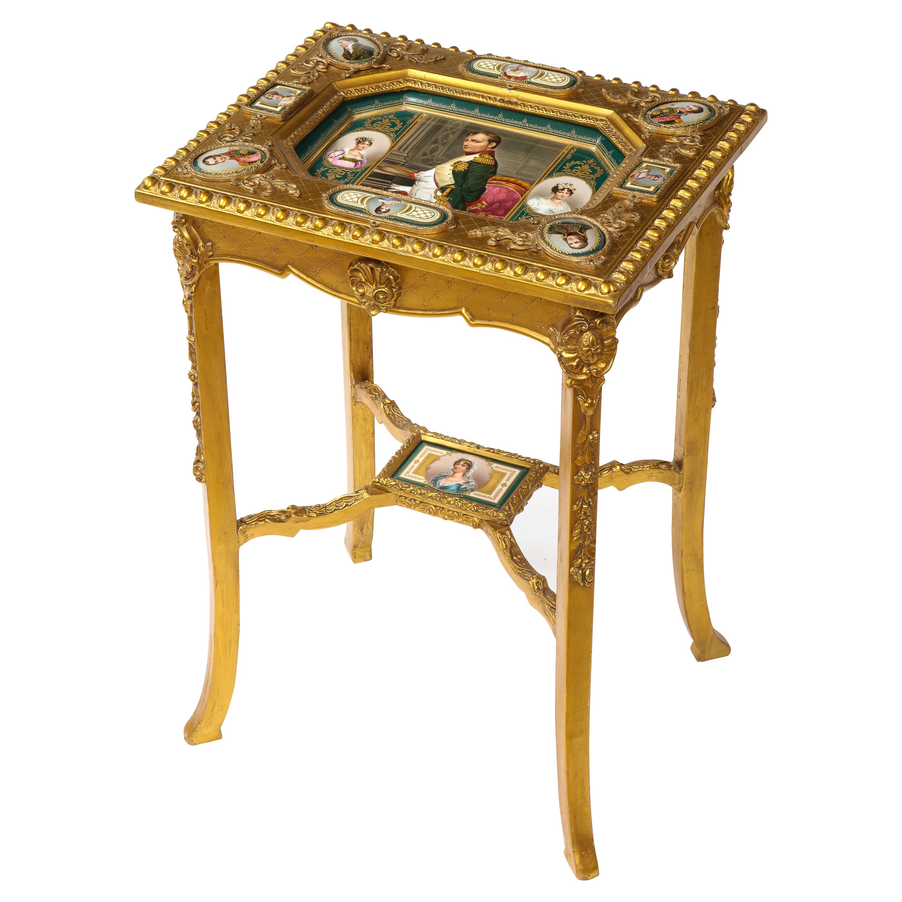 Table d'appoint en bois doré de Vienne royale napoléonienne du 19ème siècle avec plaques de porcelaine incrustées