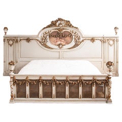 Cama grande neoclásica del s. XIX con dorados y querubines pintados al estilo "Boucher
