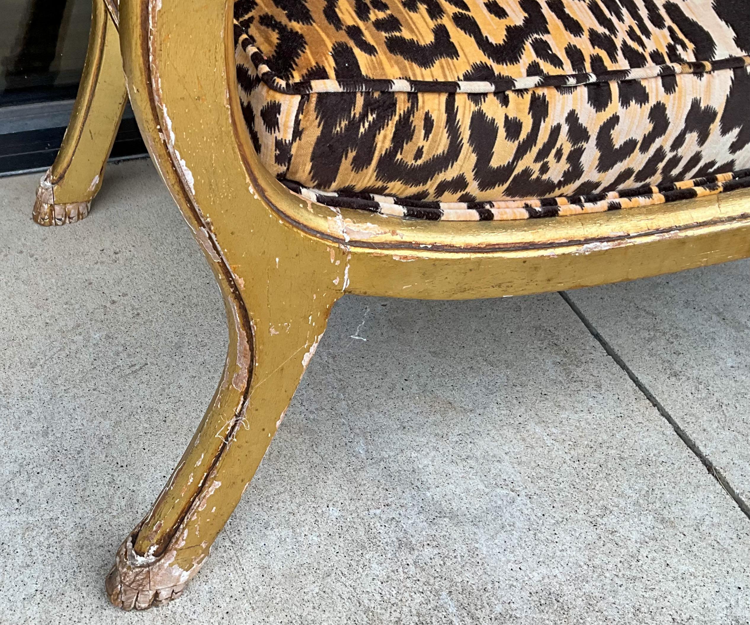19. Jahrhundert. Neoklassizistische Bank aus vergoldetem Holz im Maison Jansen-Stil mit Leopardenmuster aus Samt  im Zustand „Gut“ im Angebot in Kennesaw, GA