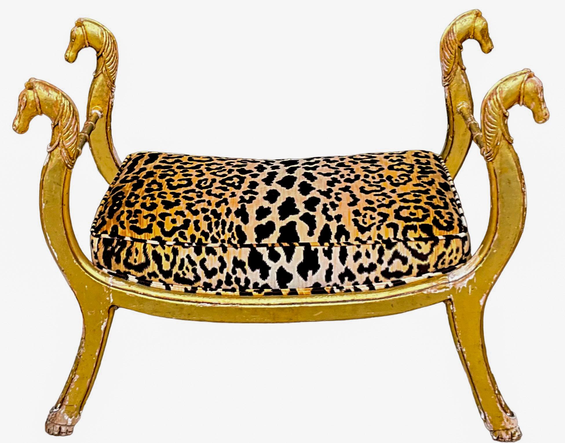 19. Jahrhundert. Neoklassizistische Bank aus vergoldetem Holz im Maison Jansen-Stil mit Leopardenmuster aus Samt  (Vergoldetes Holz) im Angebot