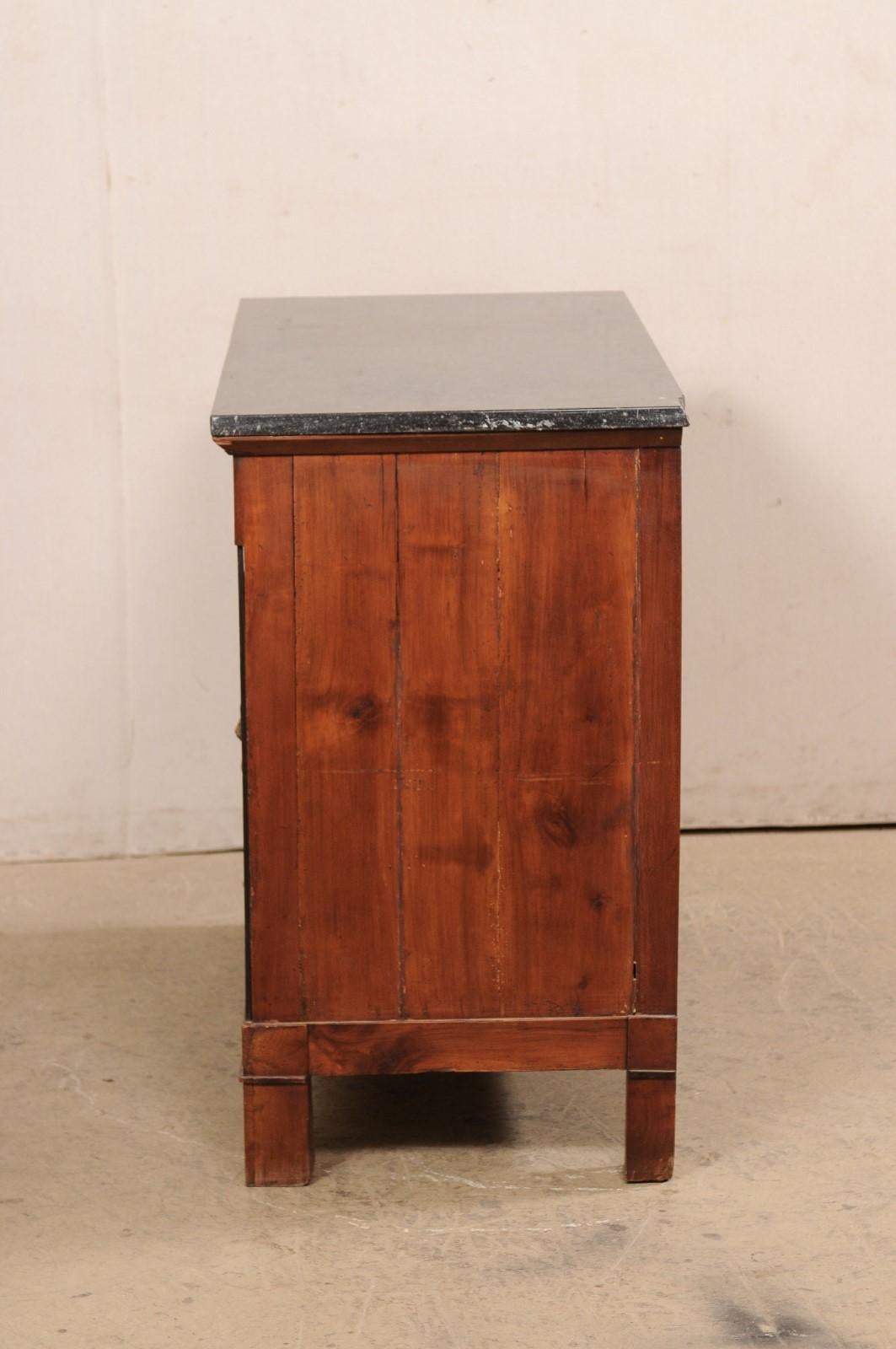 Commodo francese neoclassico del XIX secolo con piano in marmo e cassetti a testa di leone in ottone in vendita 5