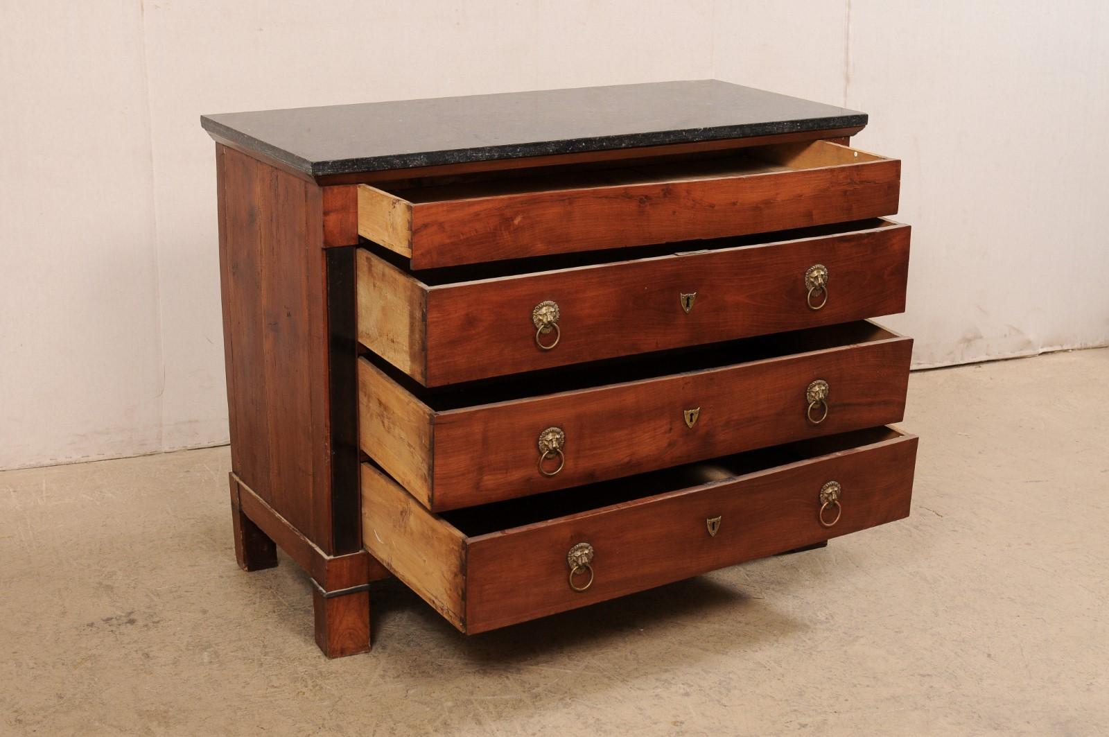 Neoclassico Commodo francese neoclassico del XIX secolo con piano in marmo e cassetti a testa di leone in ottone in vendita