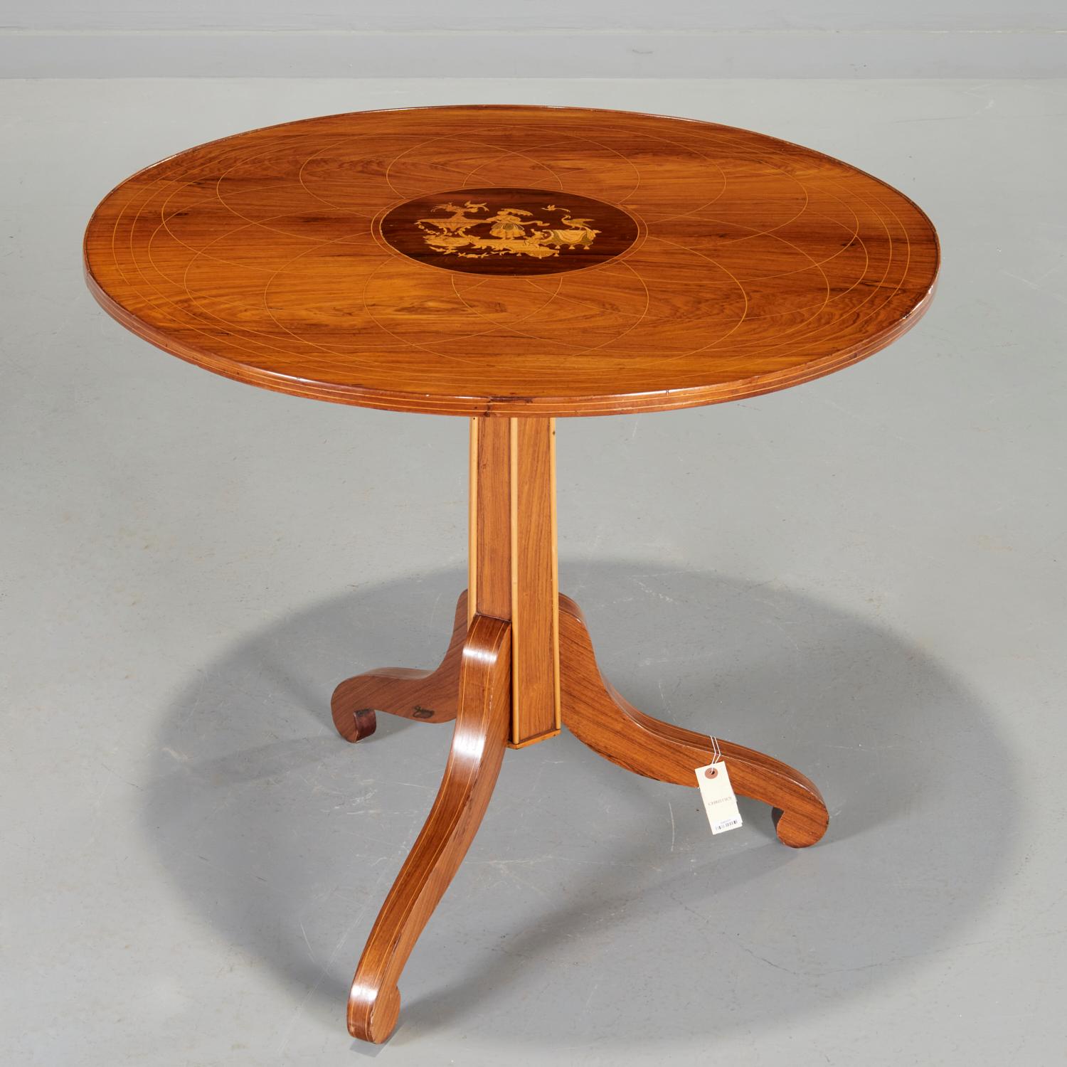 2. Quartal 19. Jh., mitteleuropäischer Tisch, gemischte Holzintarsien mit Farben auf indischem Palisander, mit kreisförmiger, kreuzgebänderter Kippplatte mit zentraler Intarsienarbeit in Form eines Medaillons, das eine Chinoiserie-Szene in einem