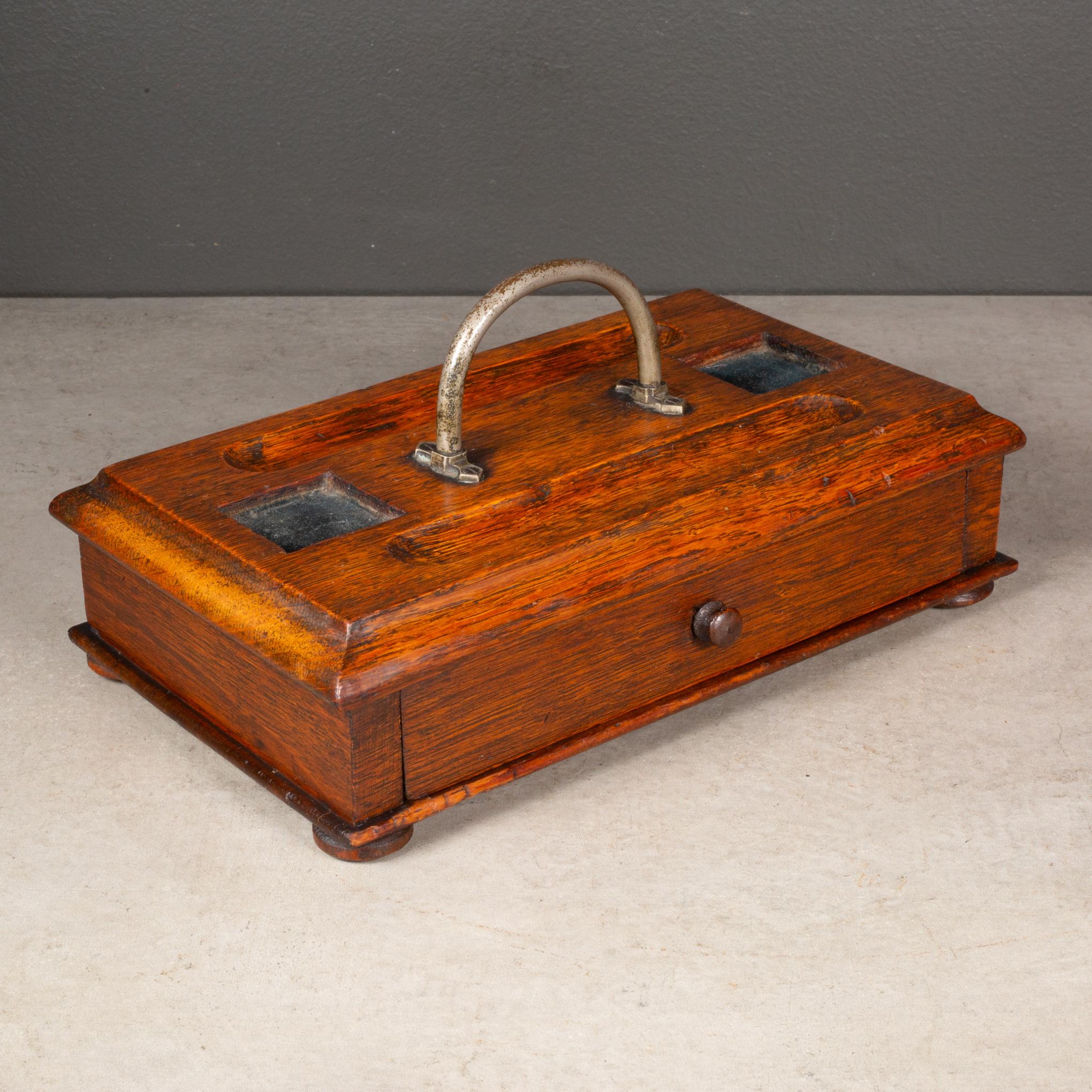 À PROPOS DE

Boîte à encrier de bureau d'époque victorienne avec tiroir, poignée en métal et grands pieds ronds. Deux espaces carrés avec du velours pour les encriers en verre et les rainures des stylos de traction. 

    CREATEUR Inconnu.
   
