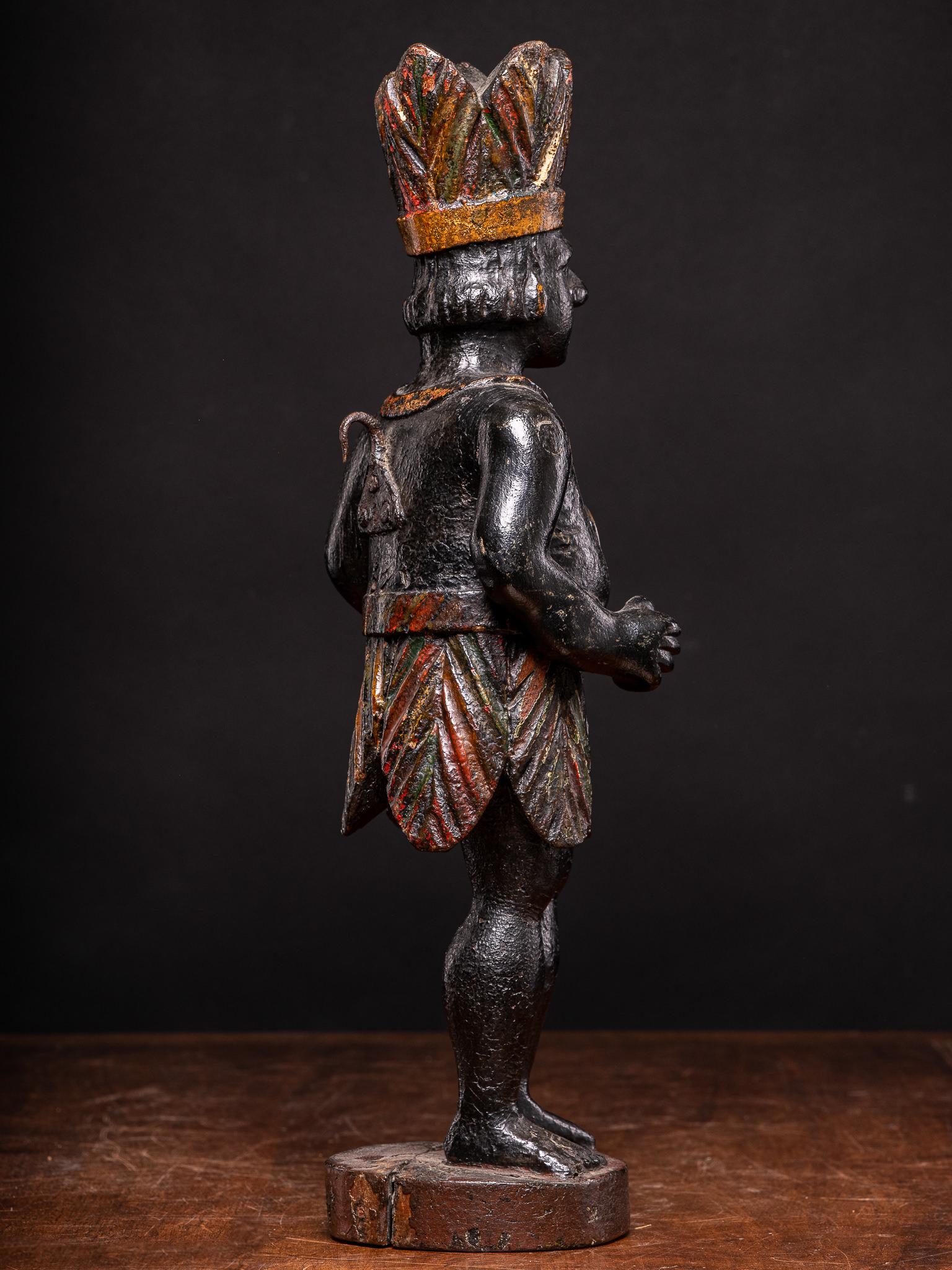 19th C Oakwood Counter Top Cigar Store Indian Statue, Netherlands In Good Condition For Sale In Leuven , BE