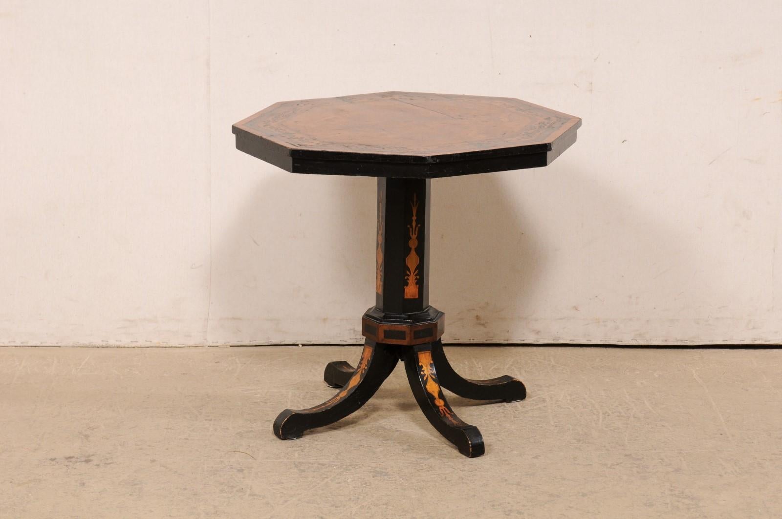 An English wooden pedestal table with nice inlay from the 19th century. This antique occasional table from England has an octagon-shaped top adorn with beautiful wood-grain which has been nicely framed within a decorative foliate inlay and banding