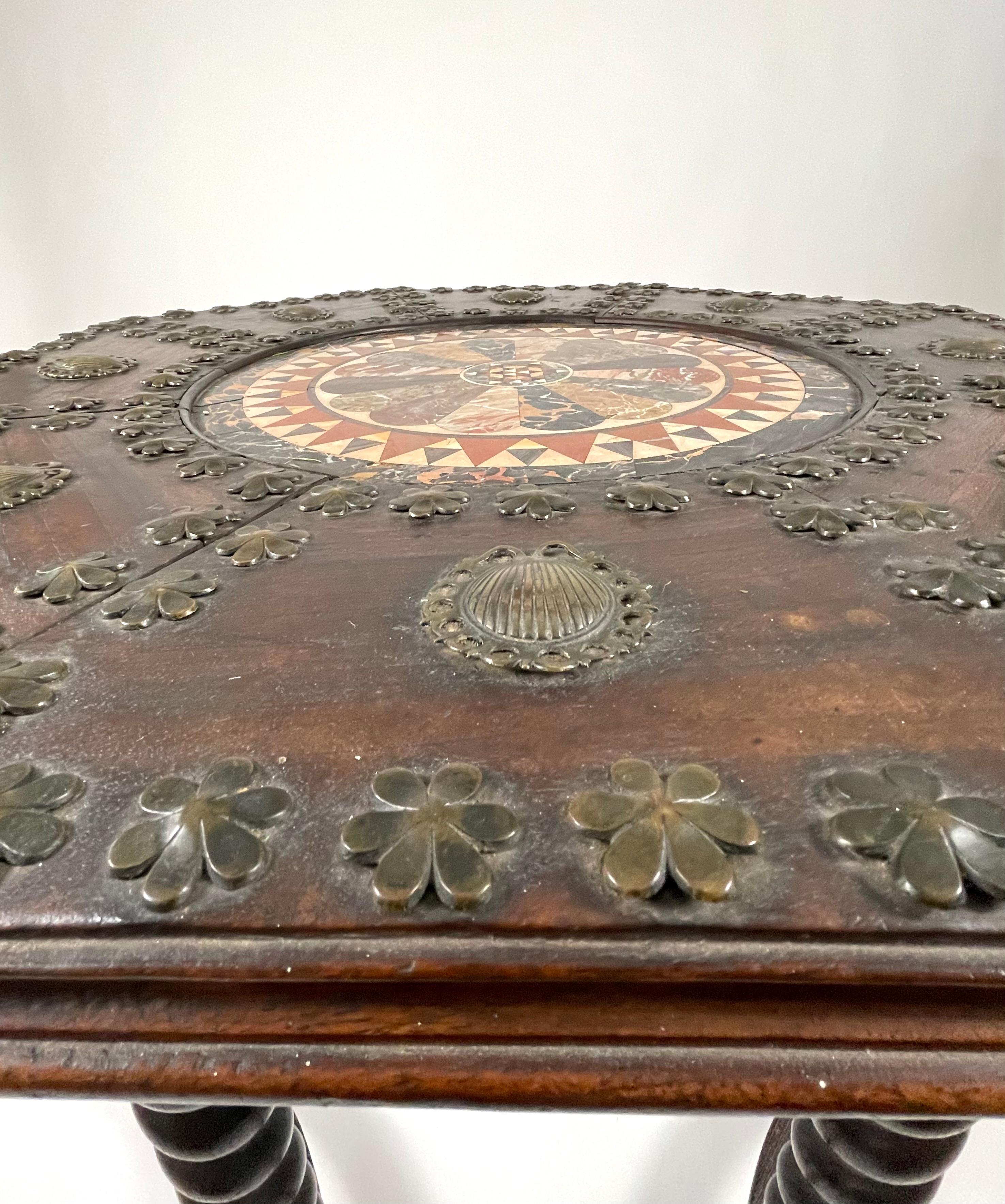Achteckiger Tisch aus dem 19. Jahrhundert mit eingelegter Marmorplatte und Messingschalen und Blumen (Geschnitzt) im Angebot