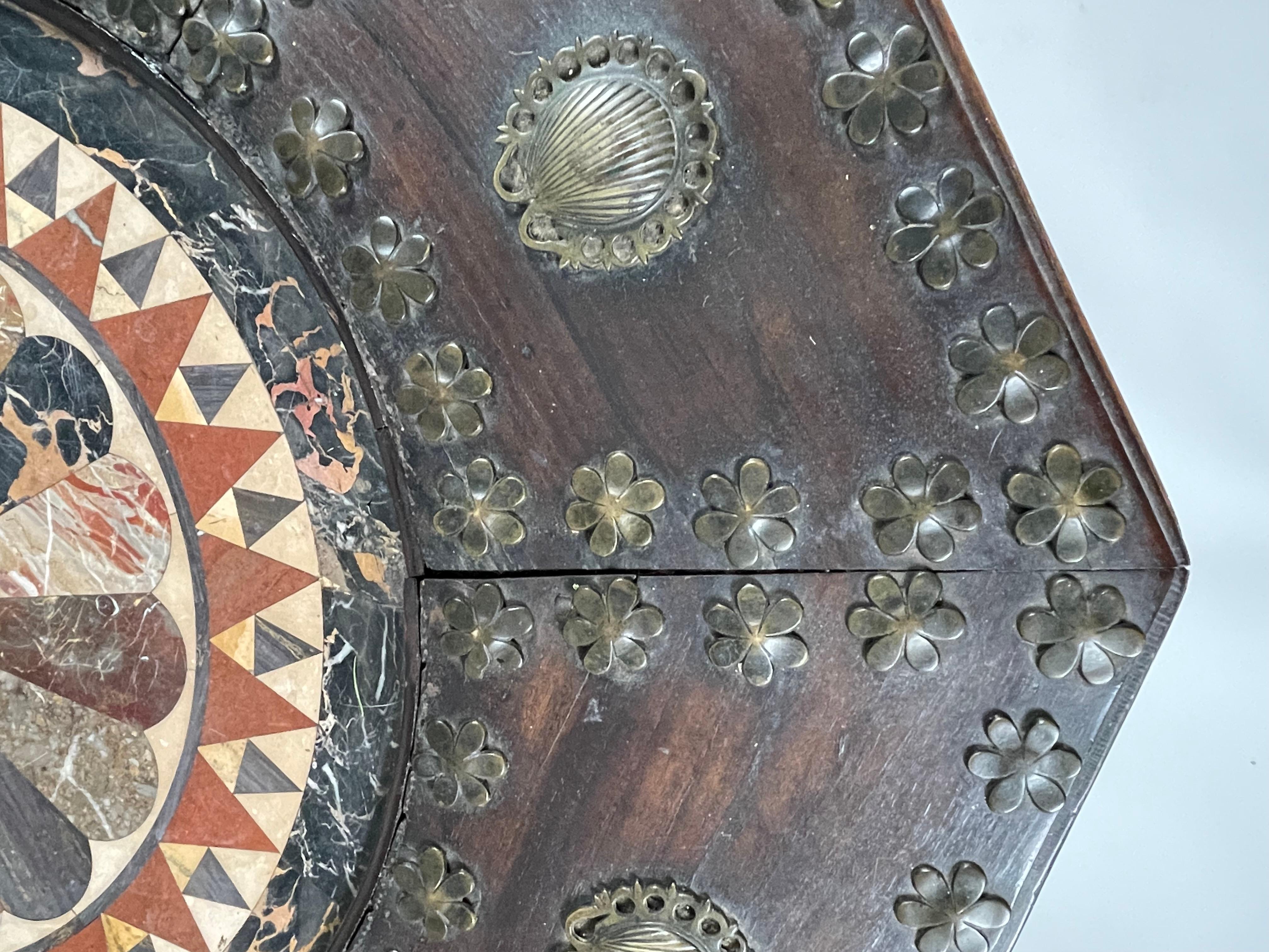 Achteckiger Tisch aus dem 19. Jahrhundert mit eingelegter Marmorplatte und Messingschalen und Blumen im Angebot 1