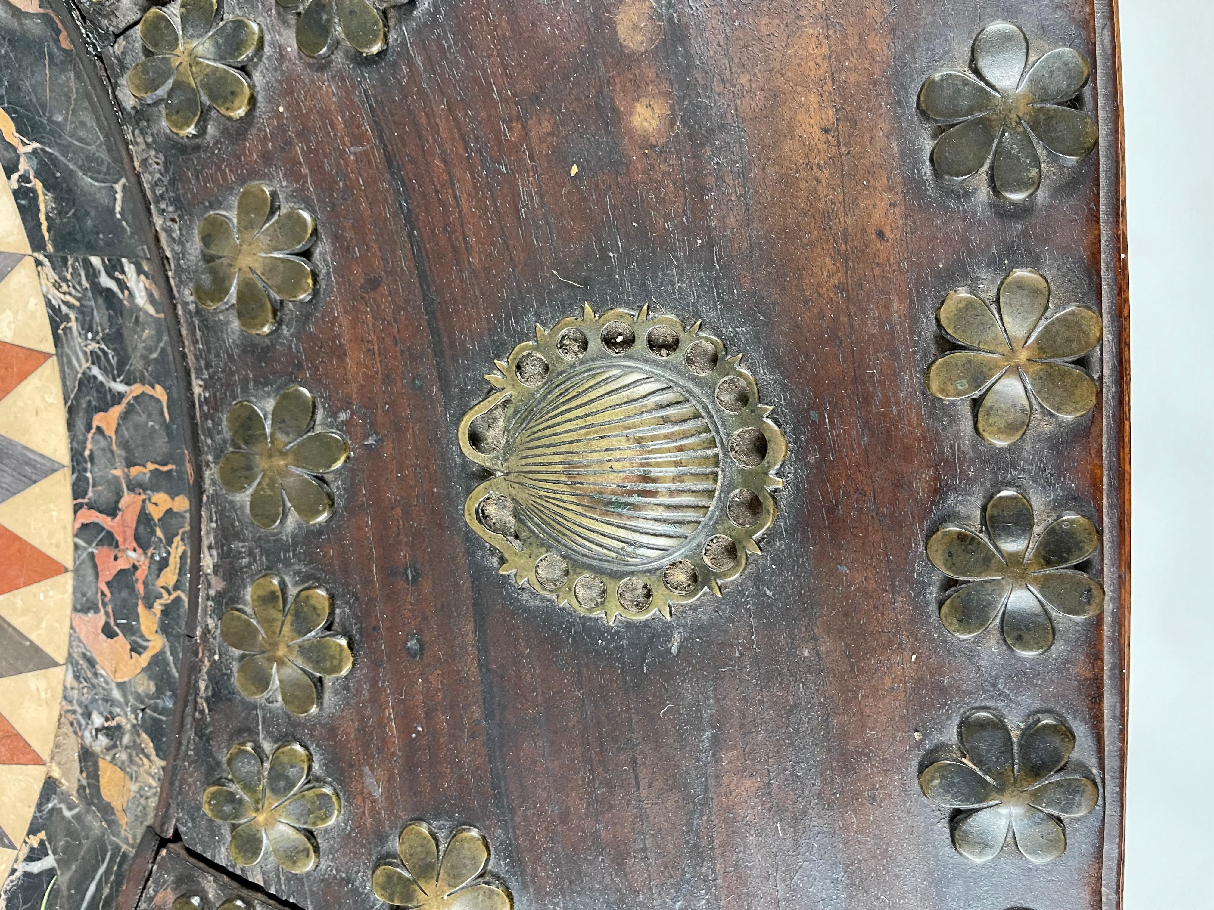 Achteckiger Tisch aus dem 19. Jahrhundert mit eingelegter Marmorplatte und Messingschalen und Blumen im Angebot 2