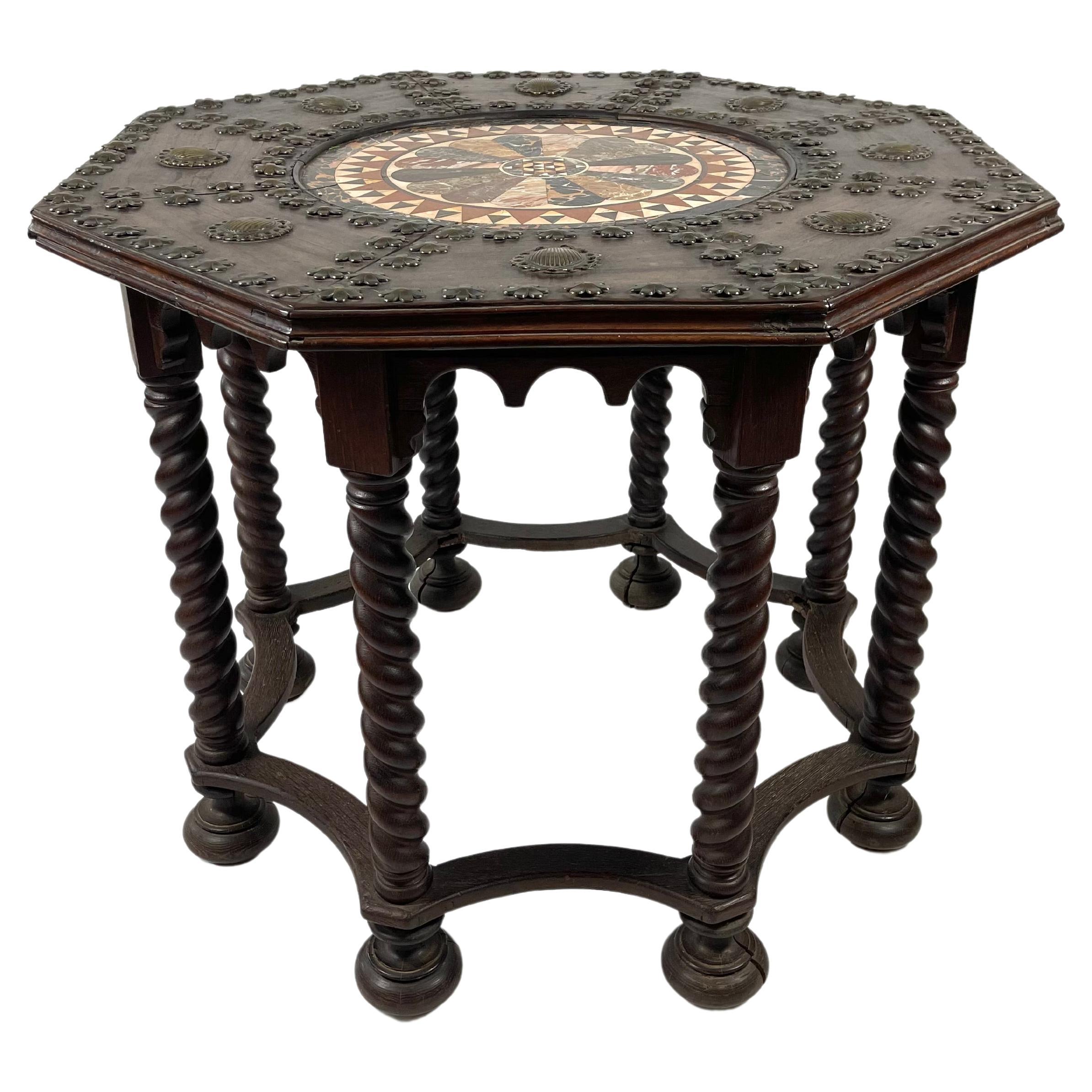 Tavolo ottagonale del XIX secolo con piano in marmo intarsiato con conchiglie e fiori in ottone