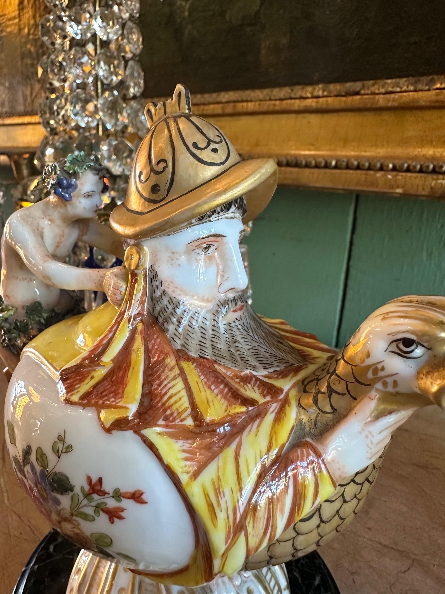 A.I.C. 19ème A.I.C. Bougeoir pour lampe à huile Style Capodimonte Porcelaine . La lampe présente un schéma de couleurs blanc et or, avec des détails complexes comprenant une figure féminine et des feuilles élaborées chevauchant le dos d'un Merman