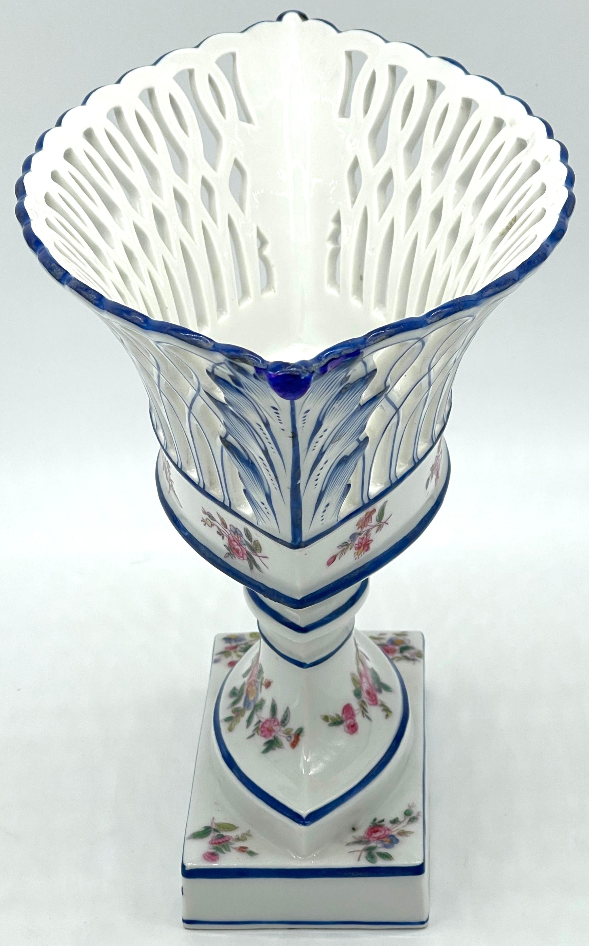 19. Jh. Old Paris Neoklassisches Oval  The Pedestal Centerpiece mit blauen und weißen Blumen  im Angebot 3