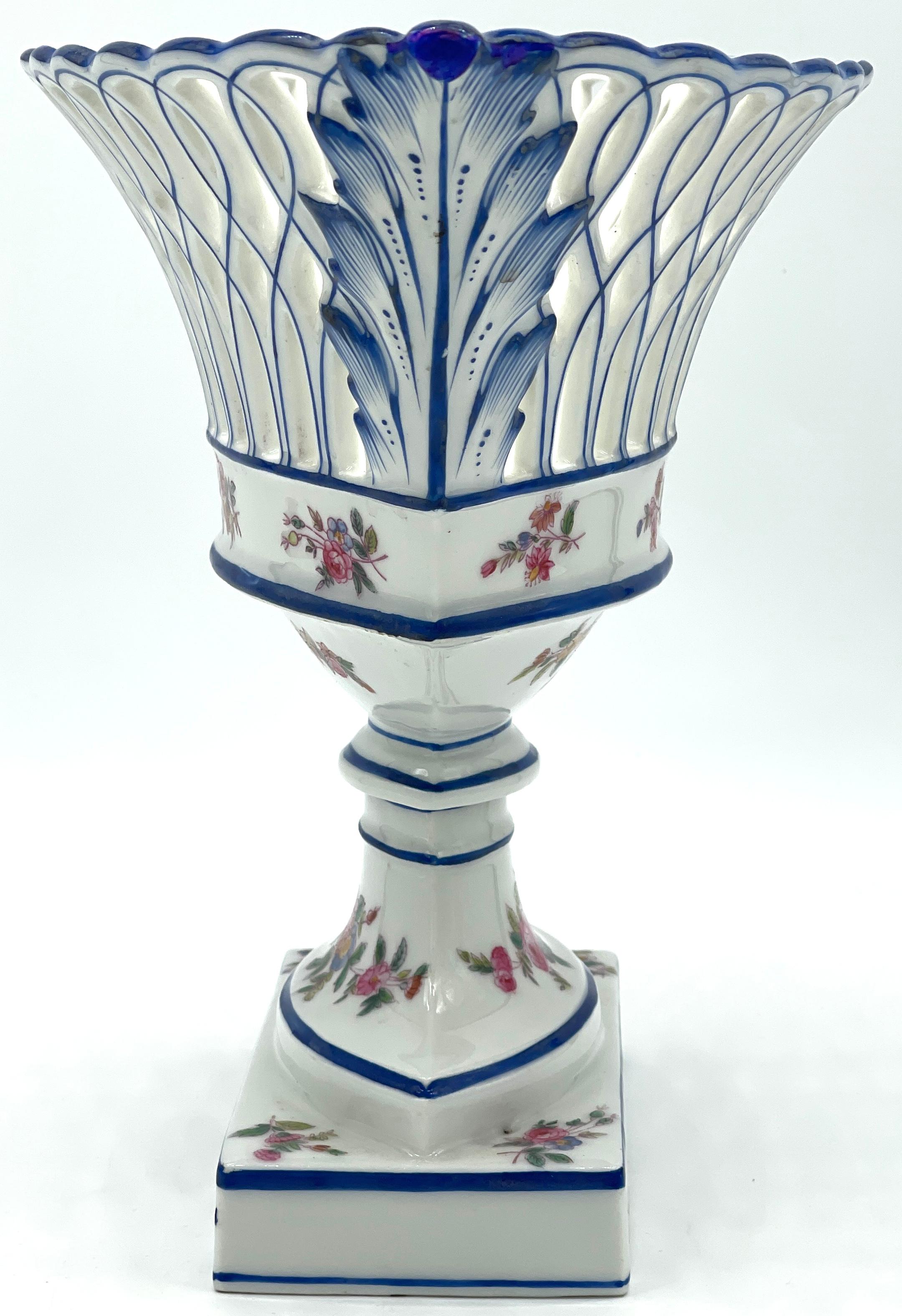 19. Jh. Old Paris Neoklassisches Oval  The Pedestal Centerpiece mit blauen und weißen Blumen  im Angebot 4