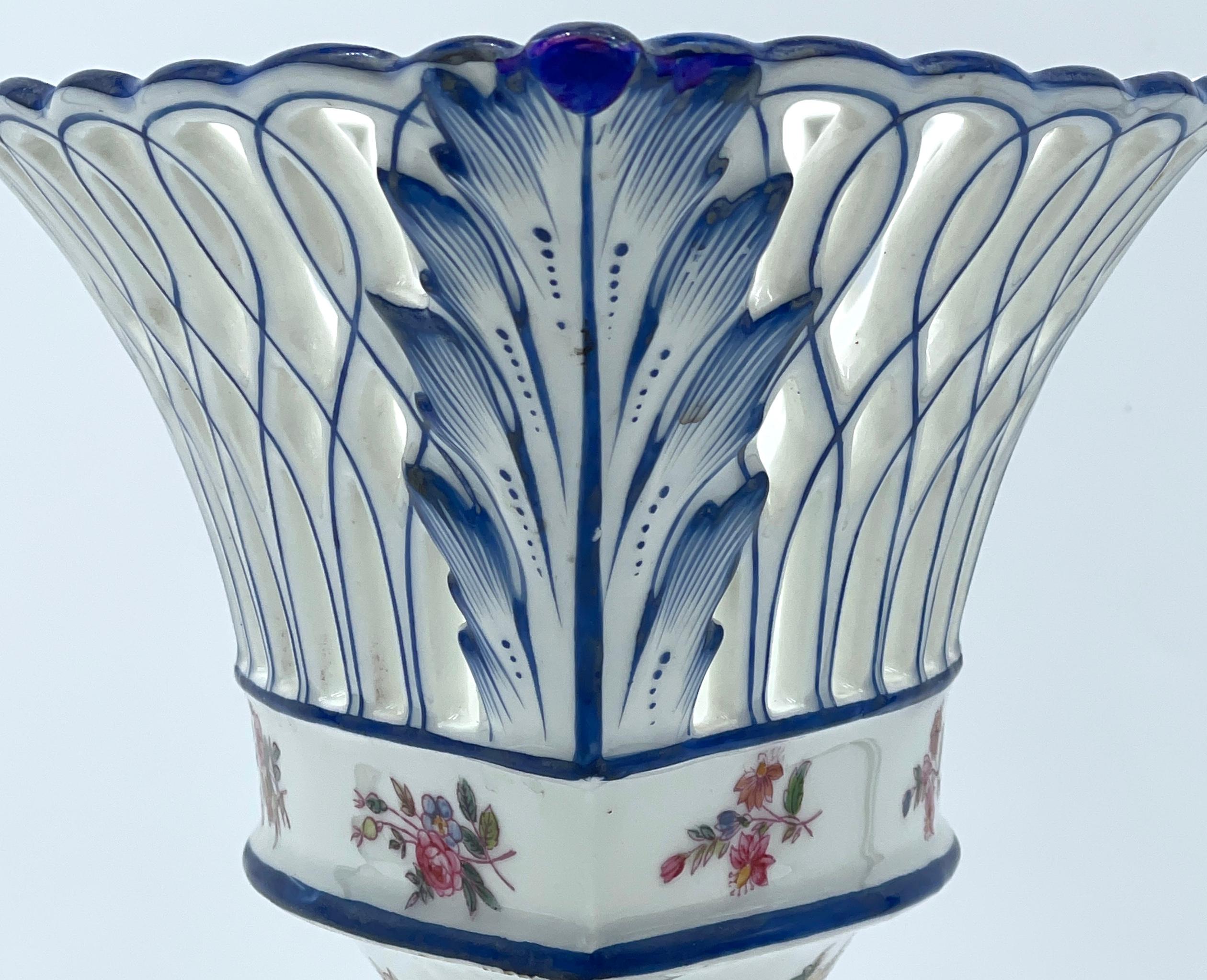 19. Jh. Old Paris Neoklassisches Oval  The Pedestal Centerpiece mit blauen und weißen Blumen  im Angebot 5