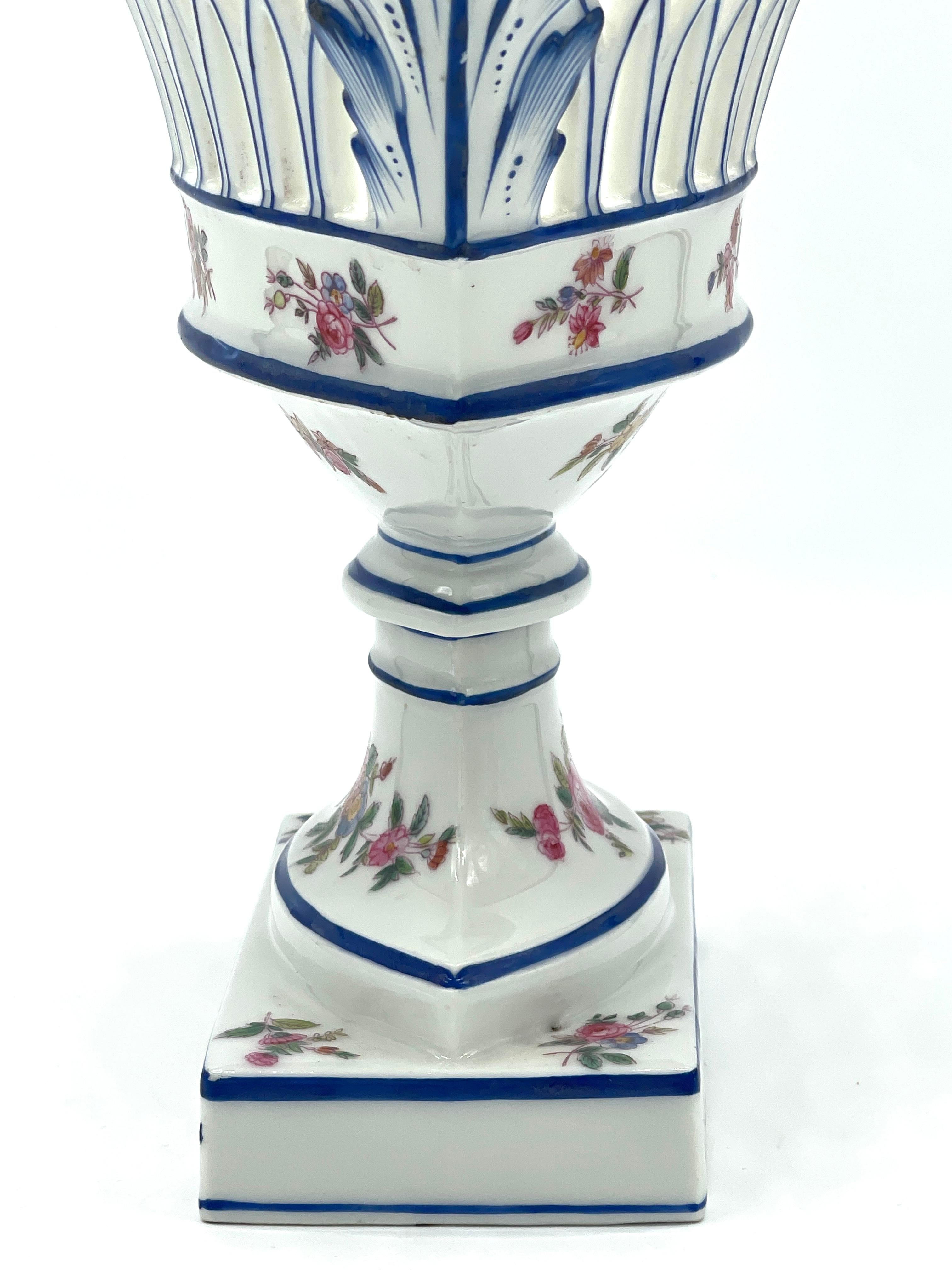 19. Jh. Old Paris Neoklassisches Oval  The Pedestal Centerpiece mit blauen und weißen Blumen  im Angebot 6